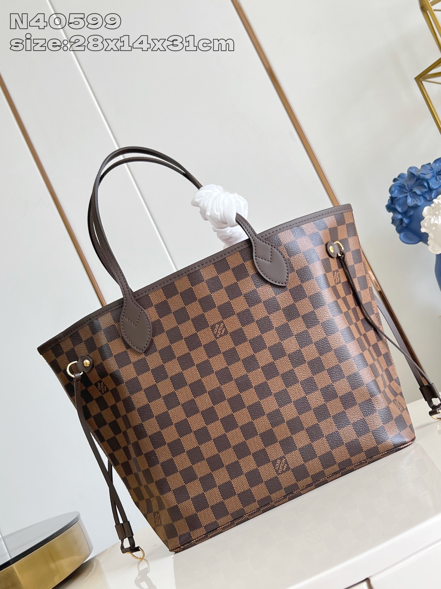 【顶级原单 N40599 】本款 Neverfull 中号托特包为 Damier Ebene 帆布勾勒牛