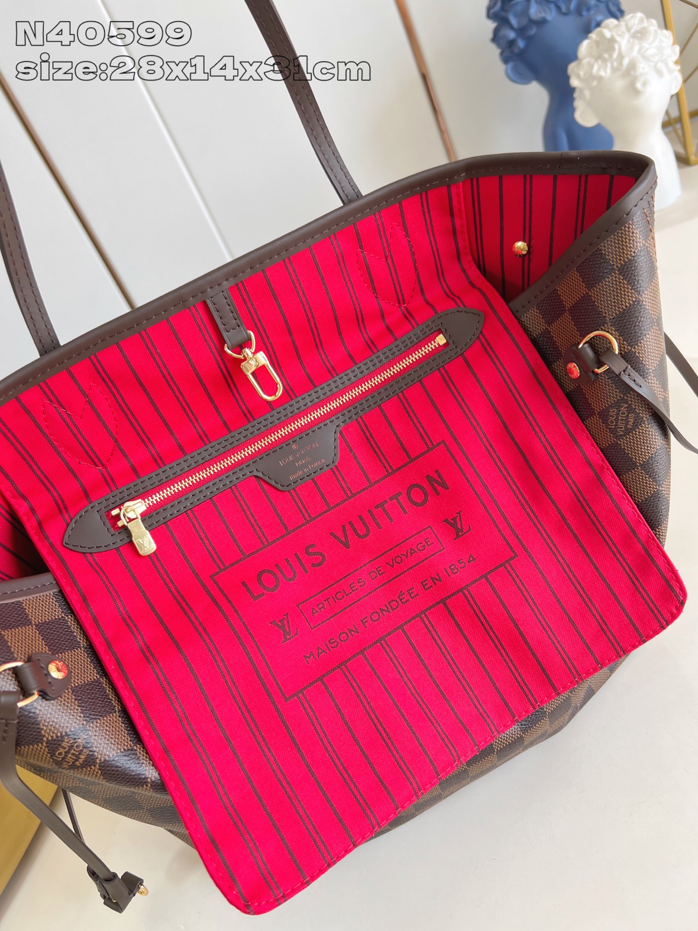 【顶级原单 N40599 】本款 Neverfull 中号托特包为 Damier Ebene 帆布勾勒牛