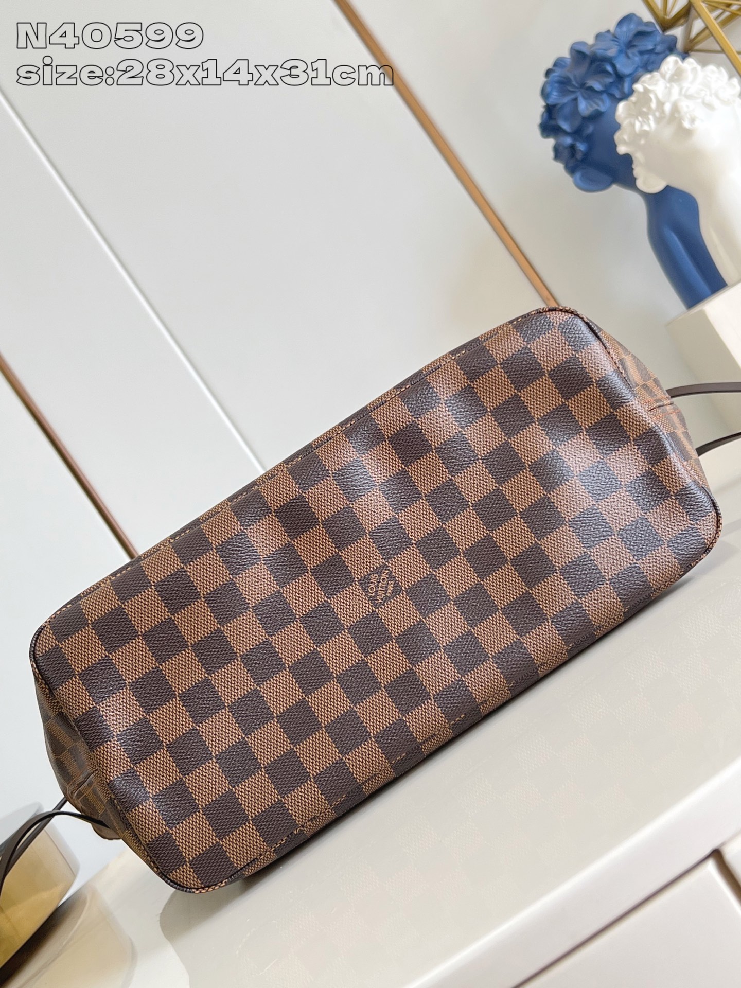 【顶级原单 N40599 】本款 Neverfull 中号托特包为 Damier Ebene 帆布勾勒牛