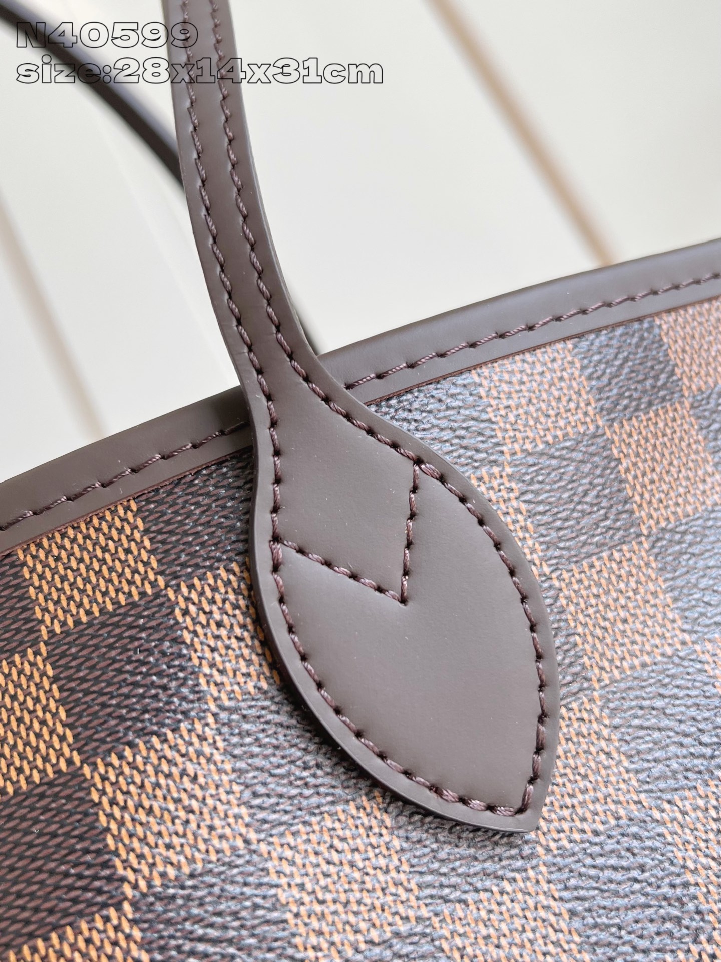 【顶级原单 N40599 】本款 Neverfull 中号托特包为 Damier Ebene 帆布勾勒牛