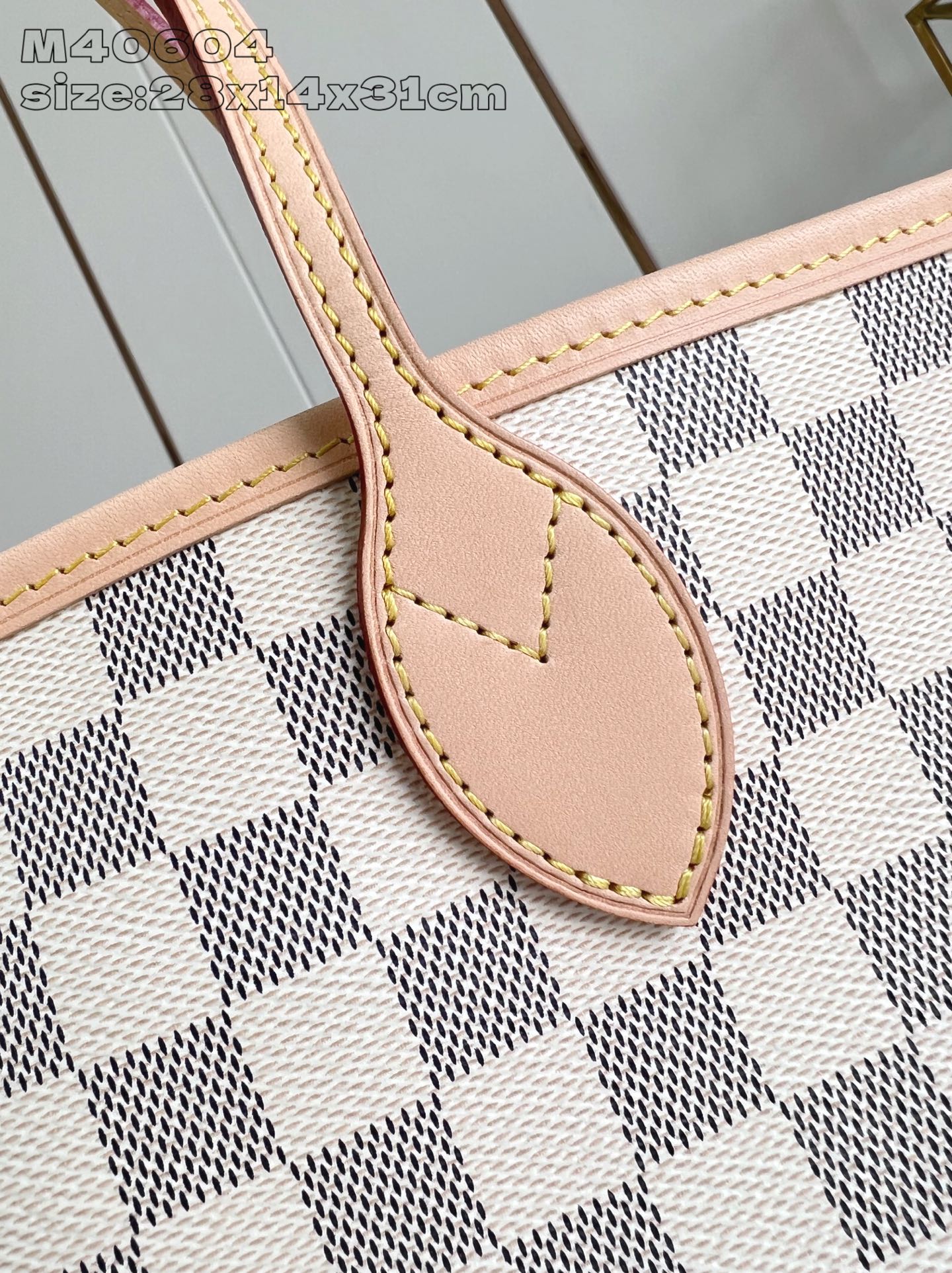 【顶级原单 M40604 】本款 Neverfull 中号托特包为 Damier Azur 帆布勾勒牛皮