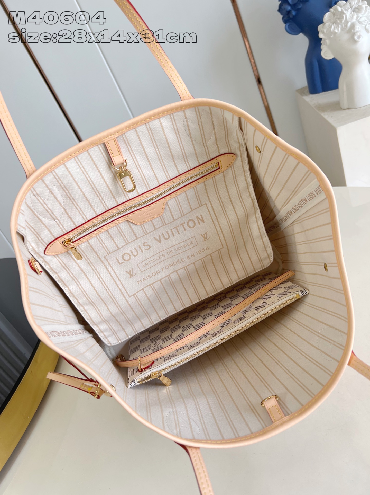 【顶级原单 M40604 】本款 Neverfull 中号托特包为 Damier Azur 帆布勾勒牛皮