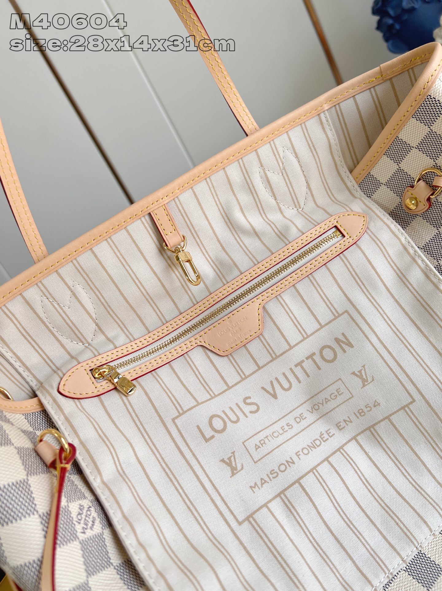 【顶级原单 M40604 】本款 Neverfull 中号托特包为 Damier Azur 帆布勾勒牛皮