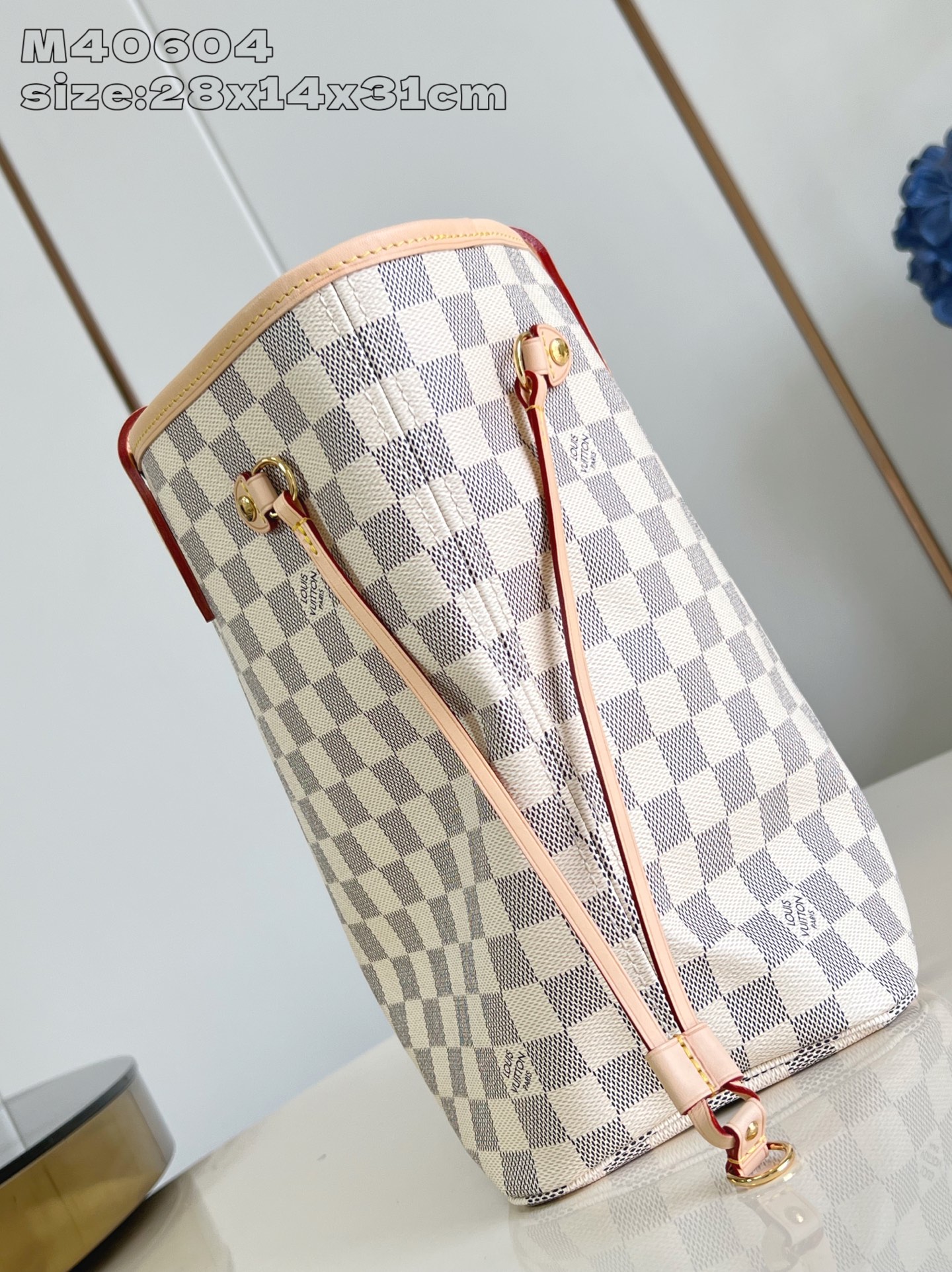 【顶级原单 M40604 】本款 Neverfull 中号托特包为 Damier Azur 帆布勾勒牛皮