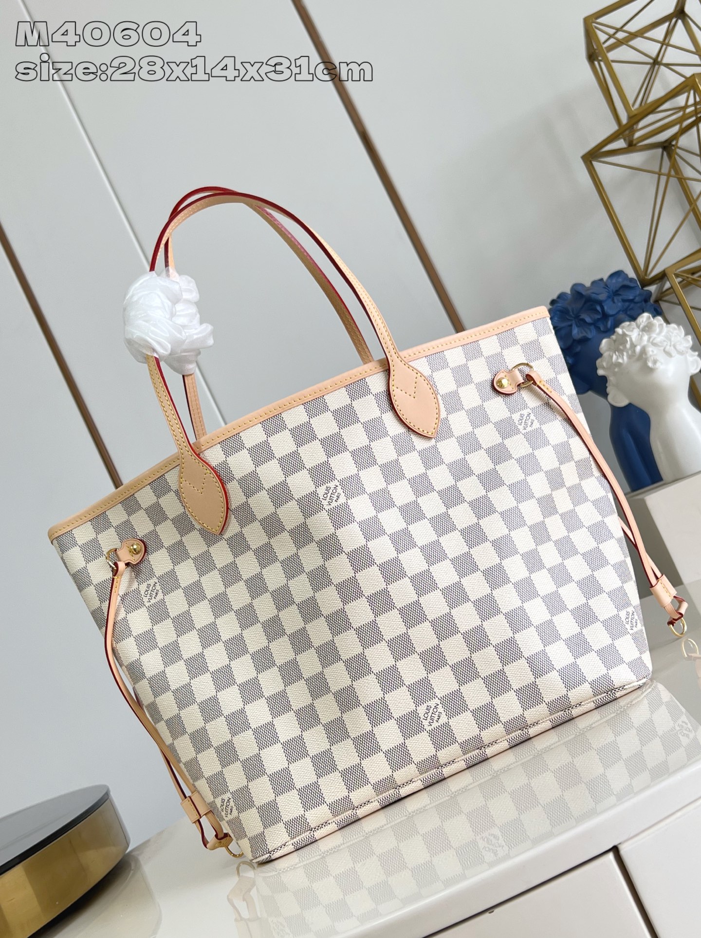 【顶级原单 M40604 】本款 Neverfull 中号托特包为 Damier Azur 帆布勾勒牛皮