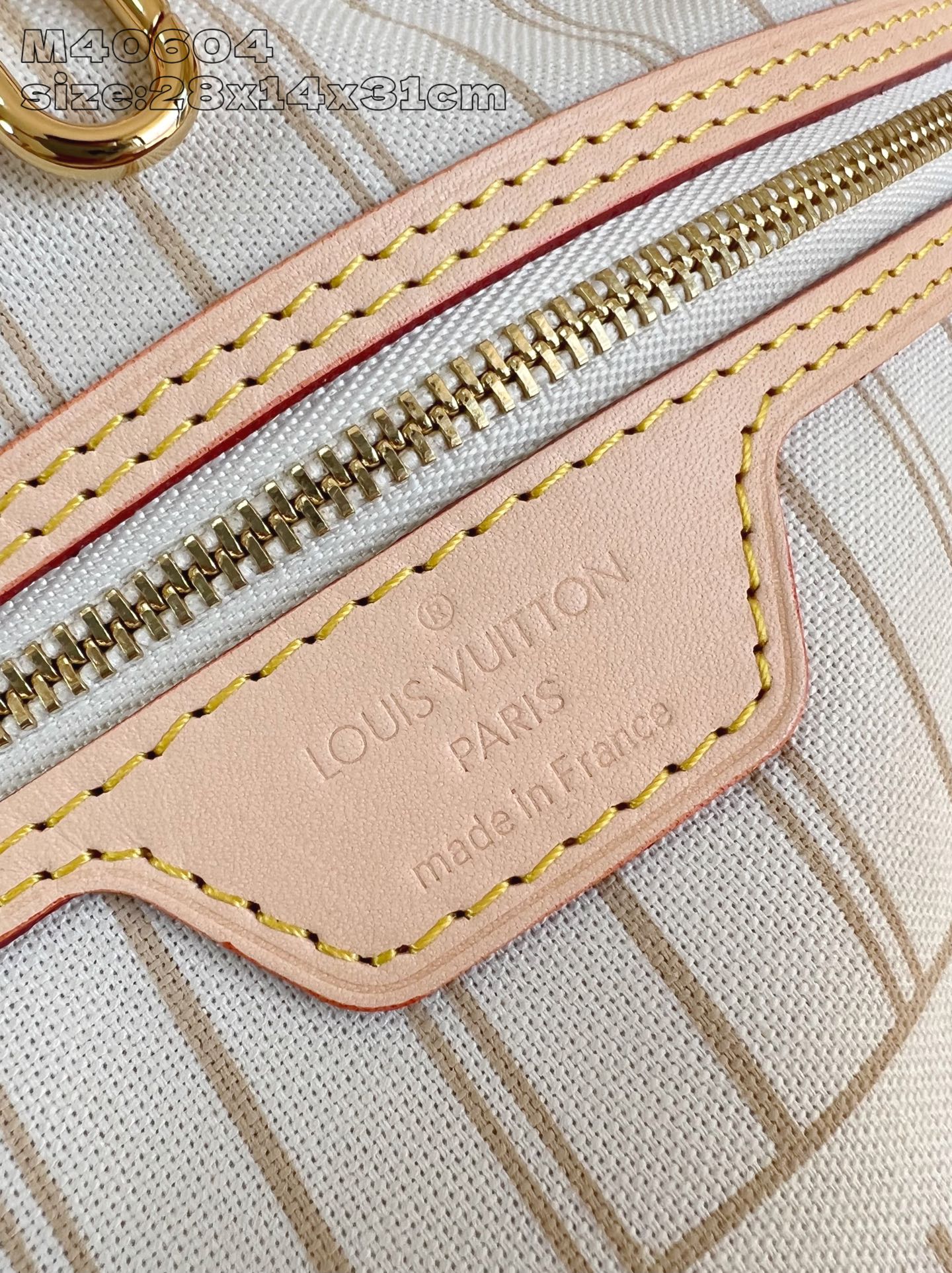 【顶级原单 M40604 】本款 Neverfull 中号托特包为 Damier Azur 帆布勾勒牛皮