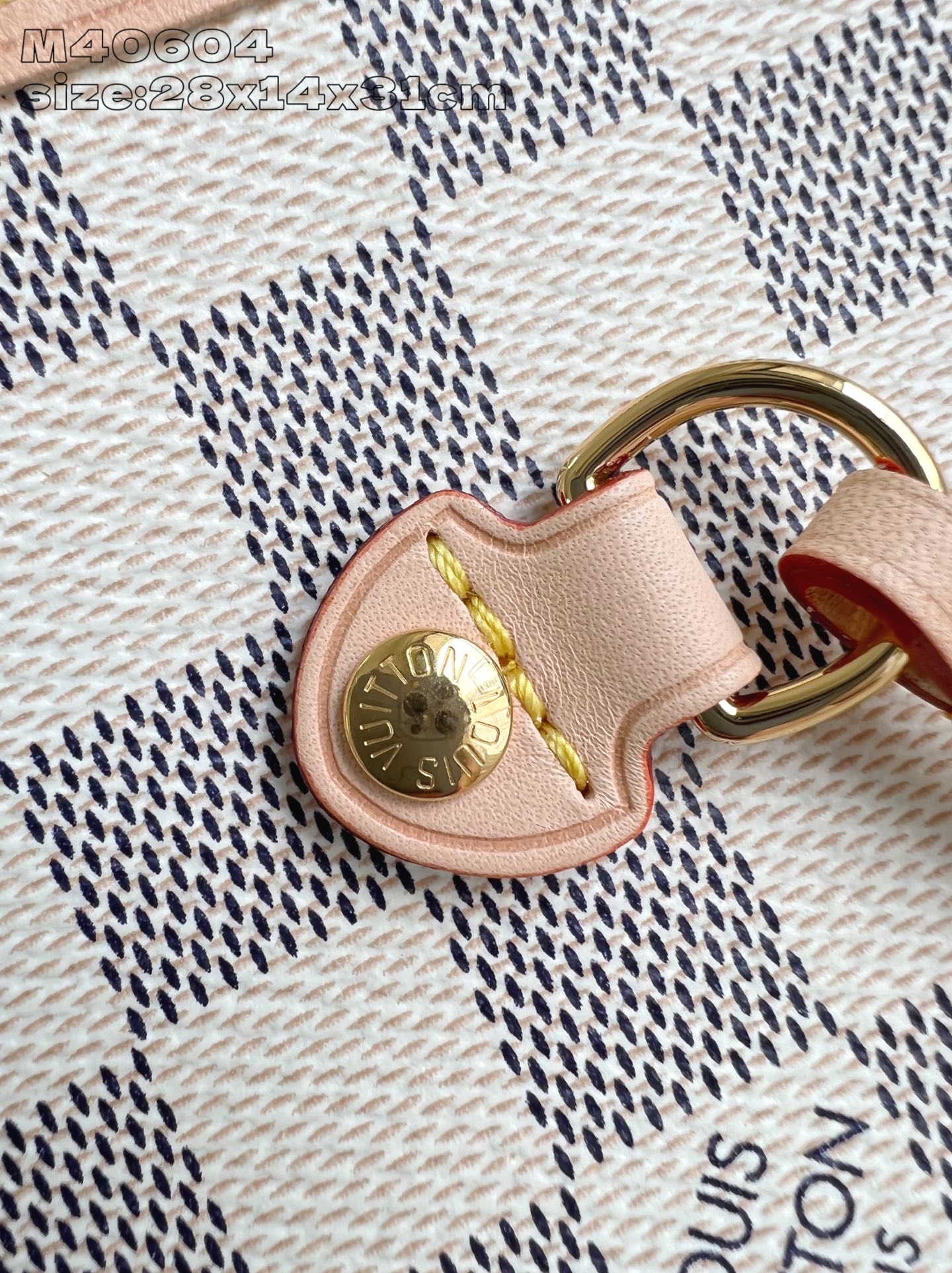 【顶级原单 M40604 】本款 Neverfull 中号托特包为 Damier Azur 帆布勾勒牛皮