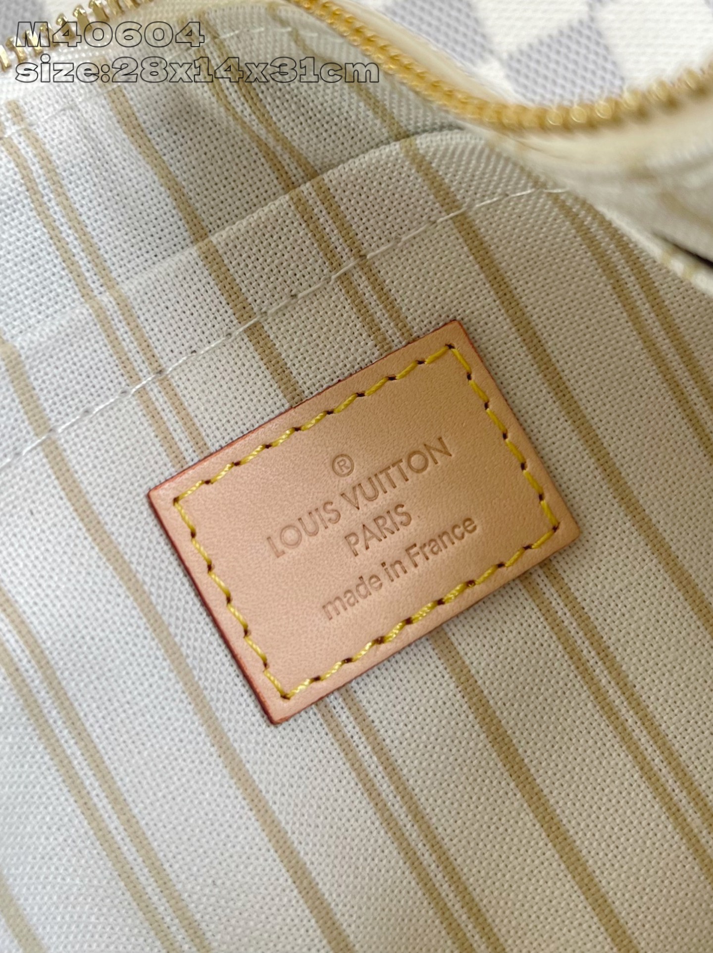 【顶级原单 M40604 】本款 Neverfull 中号托特包为 Damier Azur 帆布勾勒牛皮