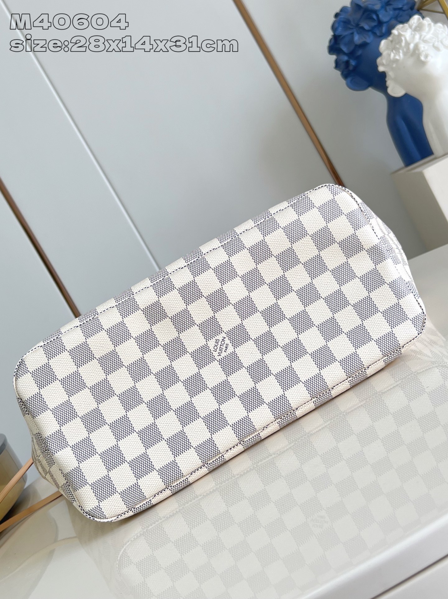 【顶级原单 M40604 】本款 Neverfull 中号托特包为 Damier Azur 帆布勾勒牛皮