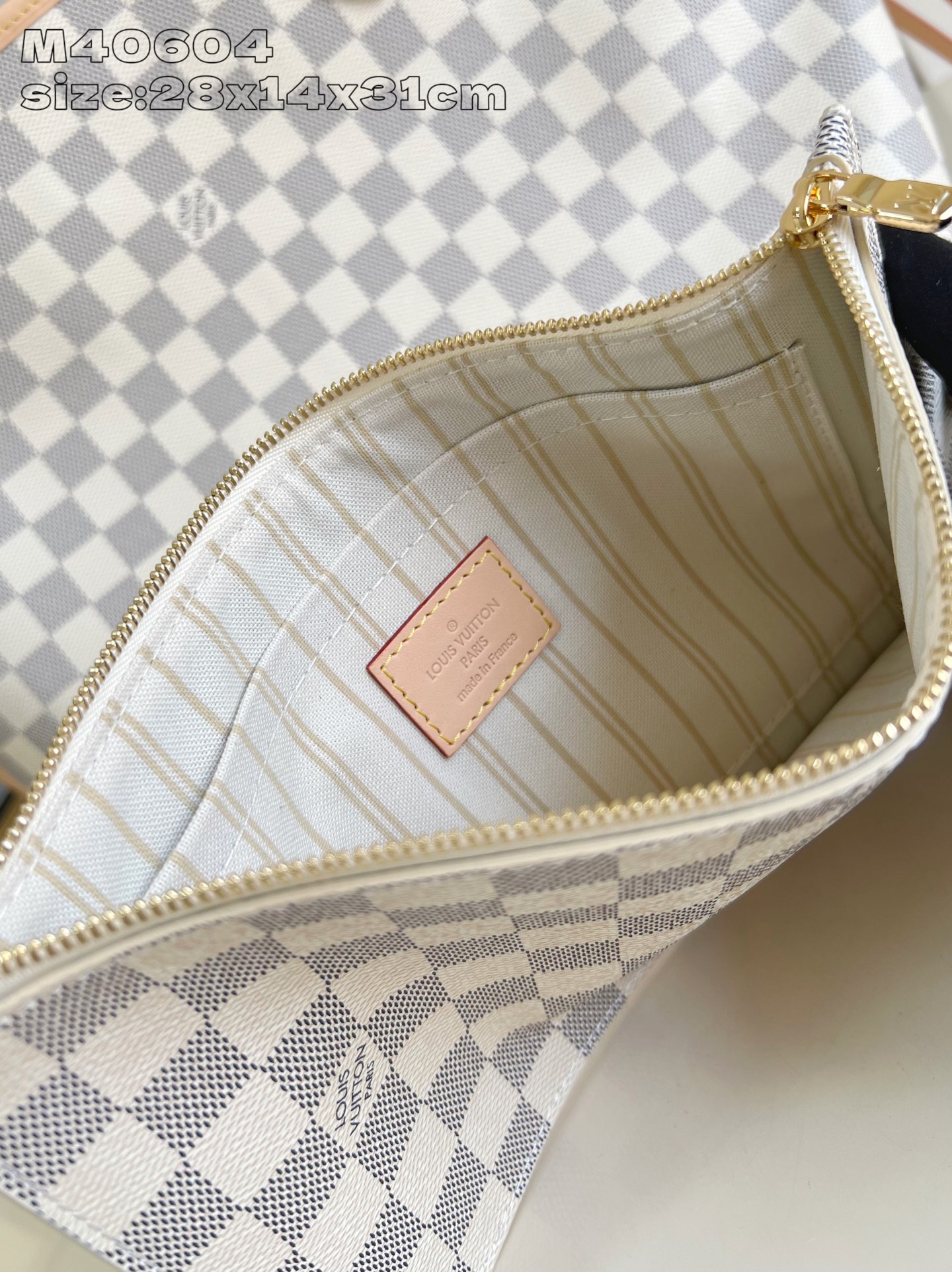 【顶级原单 M40604 】本款 Neverfull 中号托特包为 Damier Azur 帆布勾勒牛皮