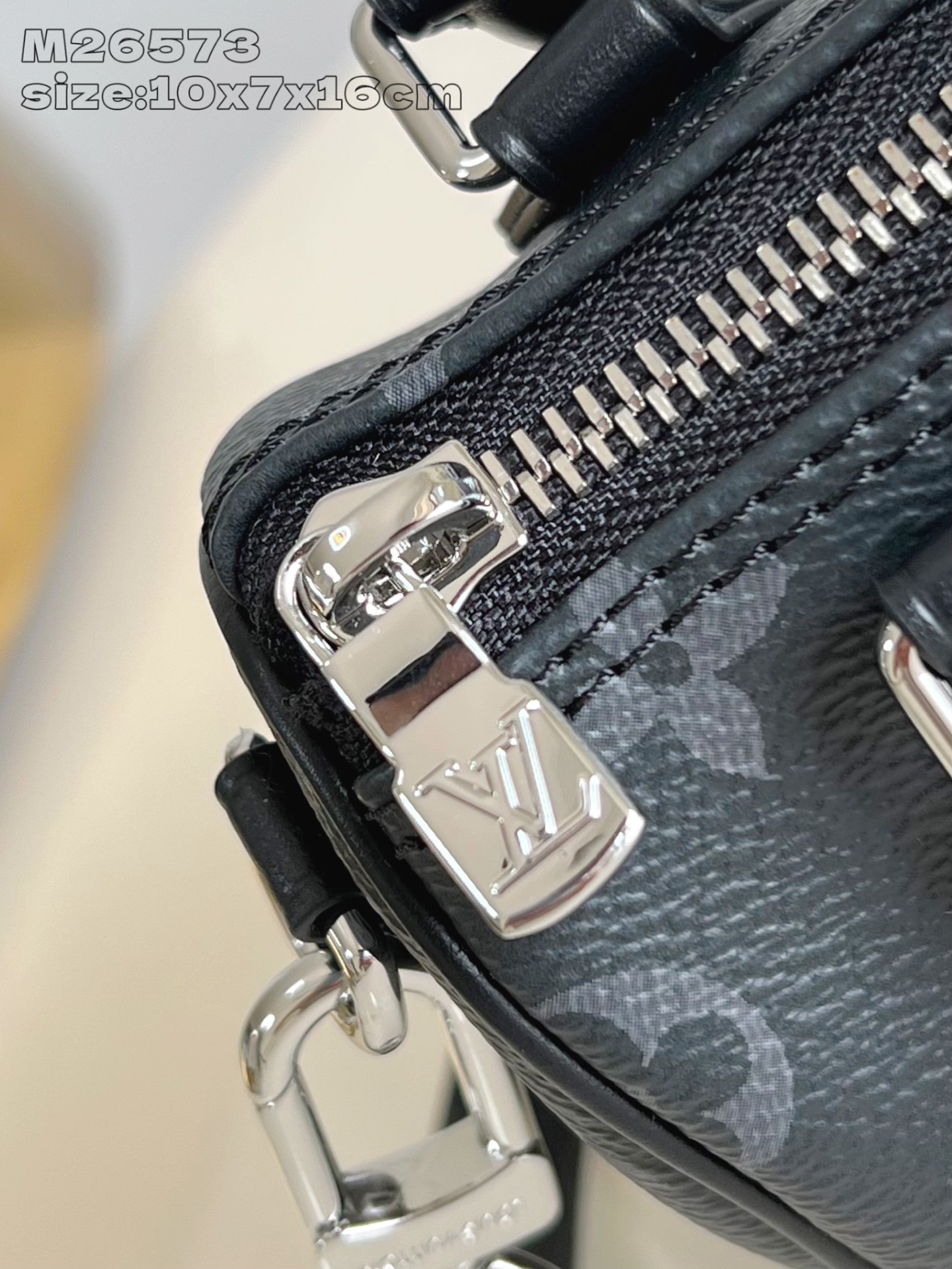 【顶级原单 M26573 】本款 Nano Speedy 手袋采用帆布塑造玲珑构型，以 Monogram