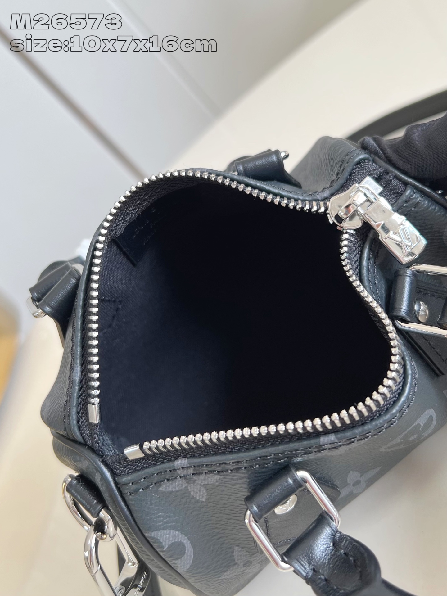 【顶级原单 M26573 】本款 Nano Speedy 手袋采用帆布塑造玲珑构型，以 Monogram