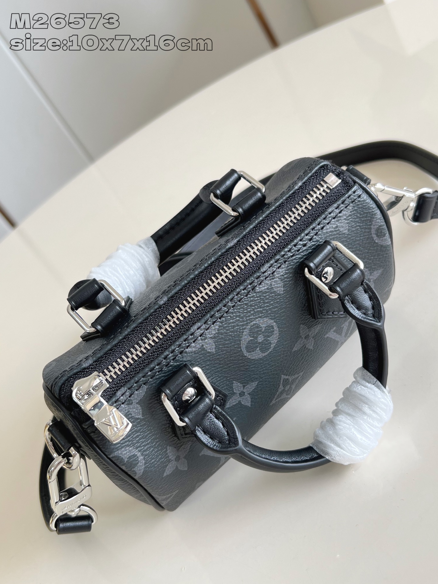 【顶级原单 M26573 】本款 Nano Speedy 手袋采用帆布塑造玲珑构型，以 Monogram