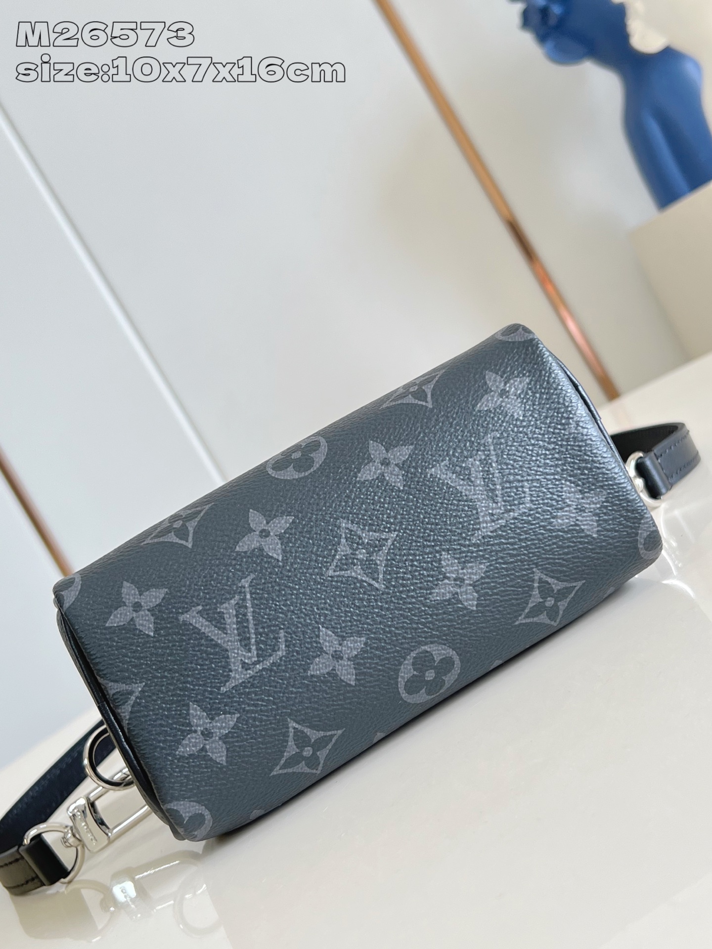 【顶级原单 M26573 】本款 Nano Speedy 手袋采用帆布塑造玲珑构型，以 Monogram