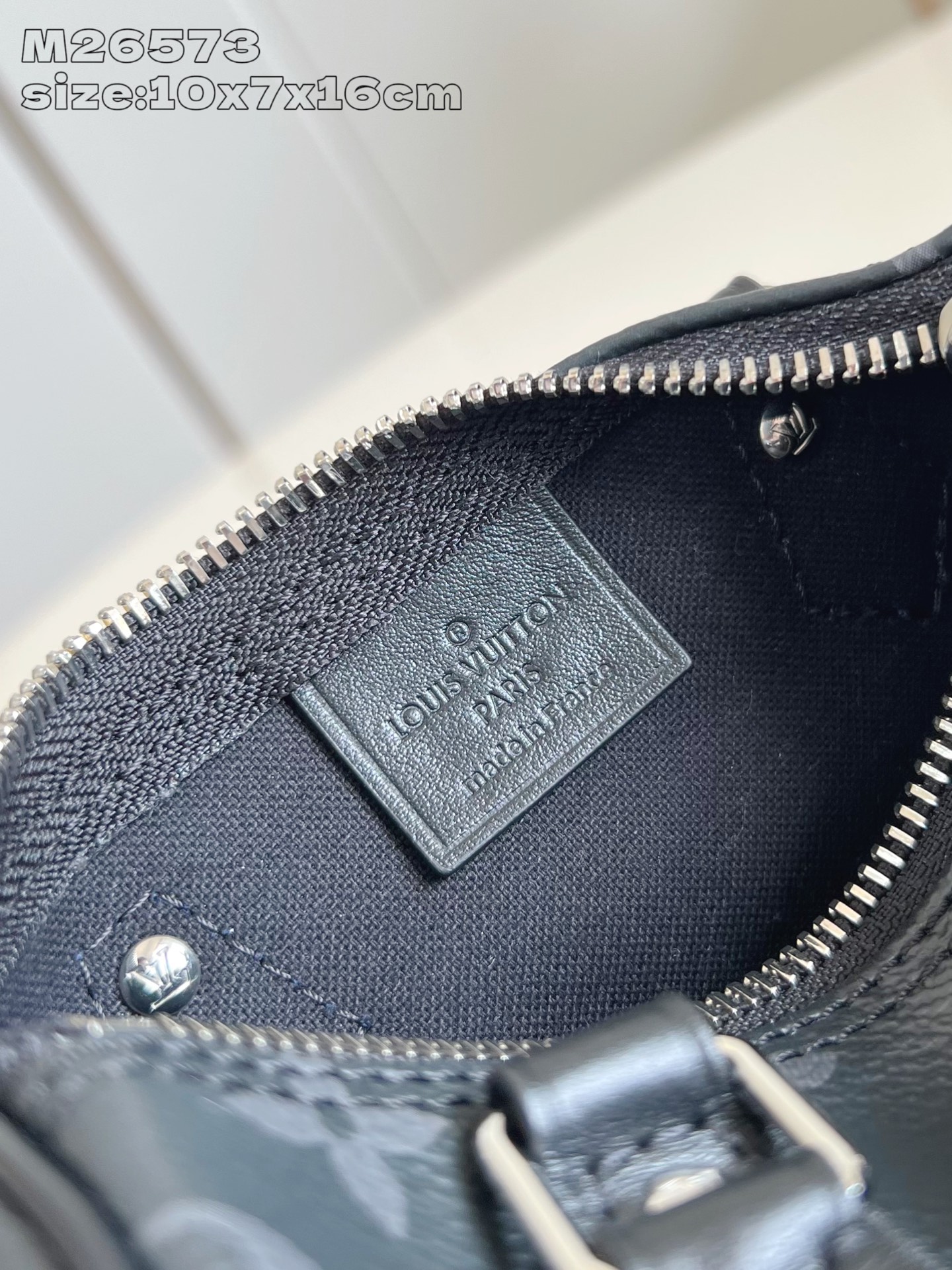 【顶级原单 M26573 】本款 Nano Speedy 手袋采用帆布塑造玲珑构型，以 Monogram