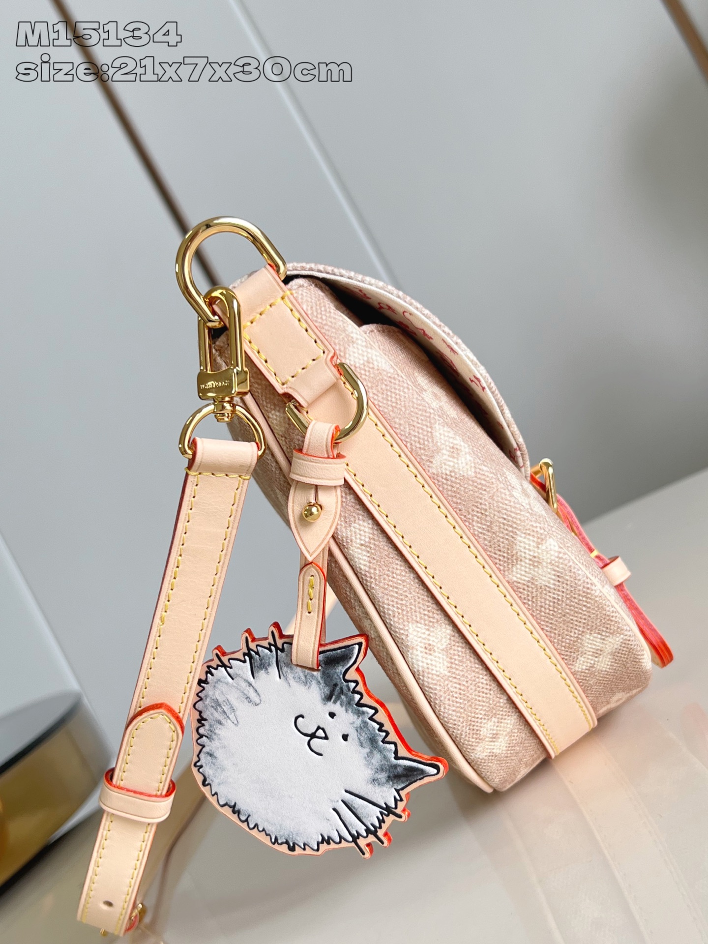 【顶级原单 M15134 】Escape 手袋本次瞩目亮相 LV Travels With Grace 