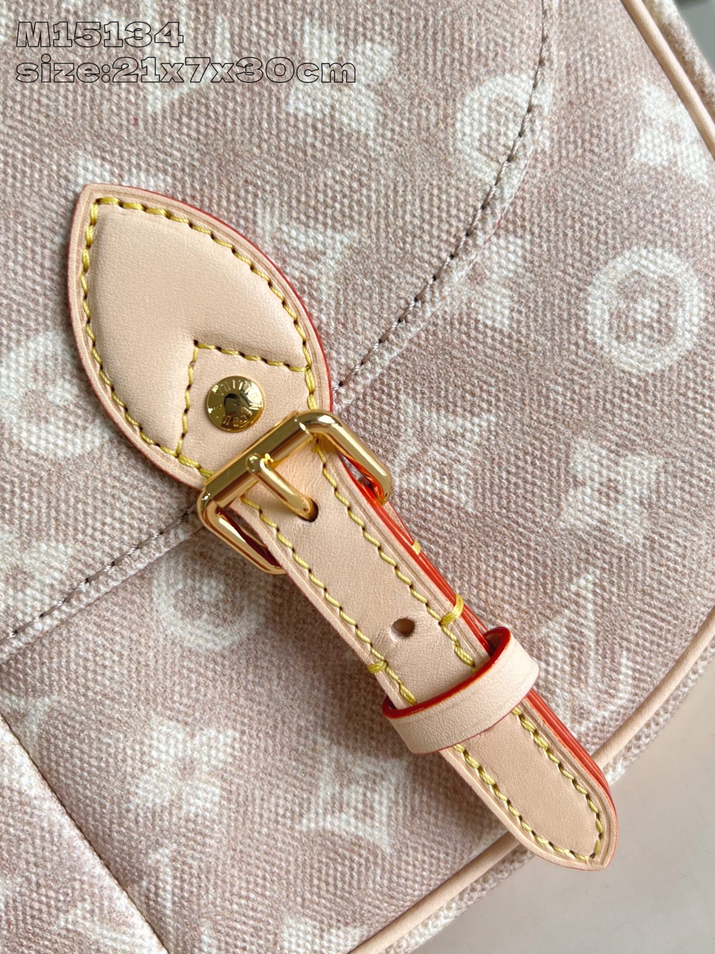 【顶级原单 M15134 】Escape 手袋本次瞩目亮相 LV Travels With Grace 