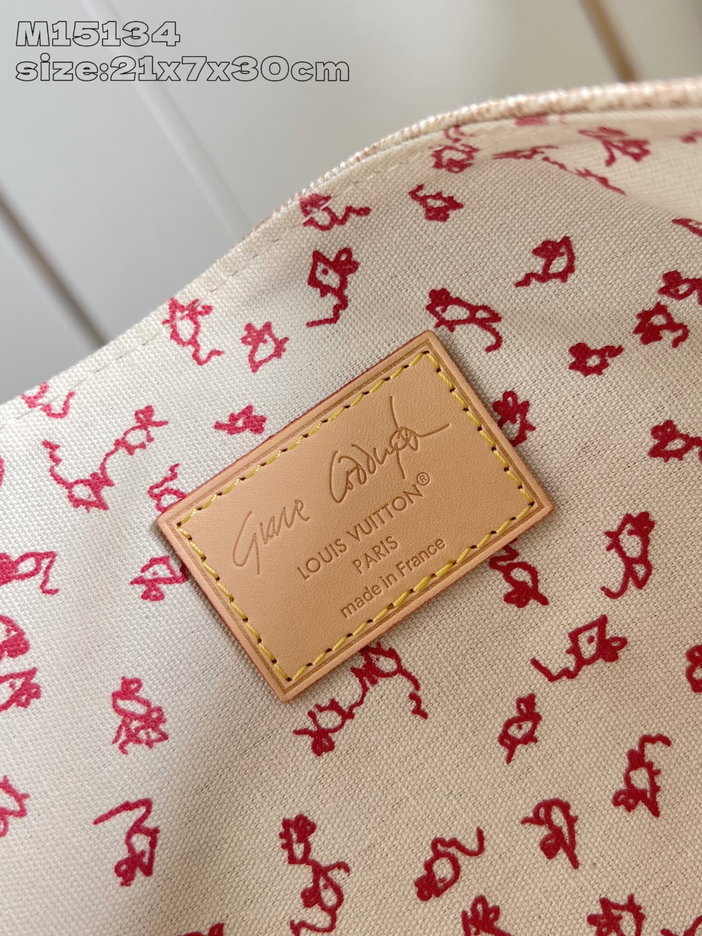 【顶级原单 M15134 】Escape 手袋本次瞩目亮相 LV Travels With Grace 