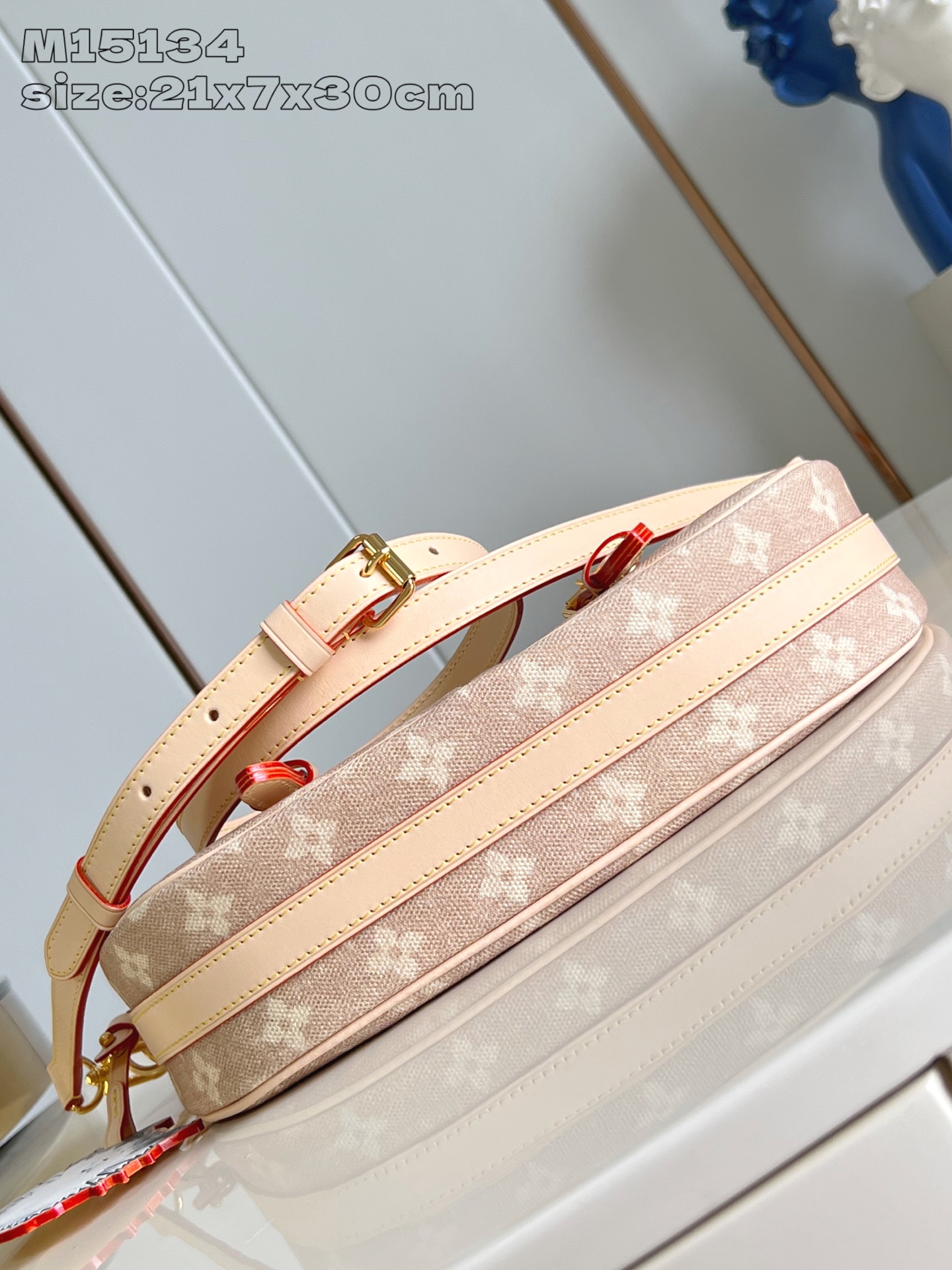 【顶级原单 M15134 】Escape 手袋本次瞩目亮相 LV Travels With Grace 