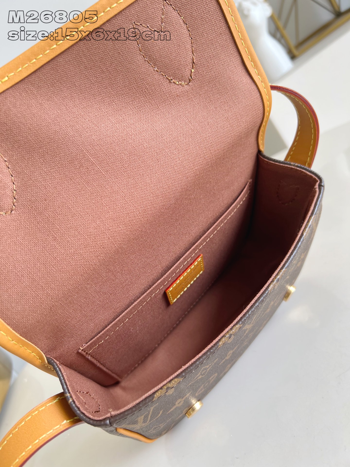 【顶级原单 M26805 】本款 Satchel 迷你手袋出自 Monogram Archive 系列，