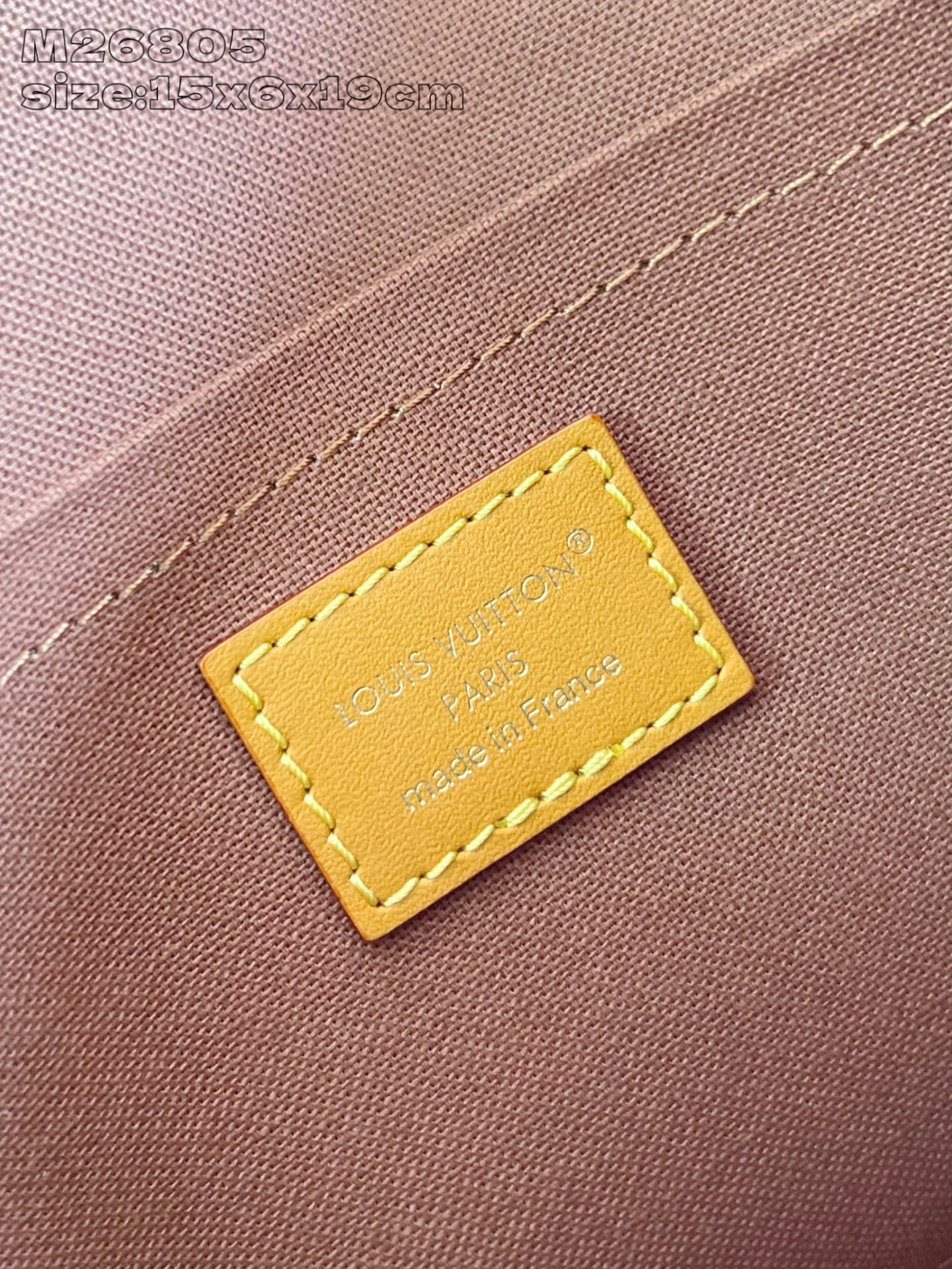 【顶级原单 M26805 】本款 Satchel 迷你手袋出自 Monogram Archive 系列，