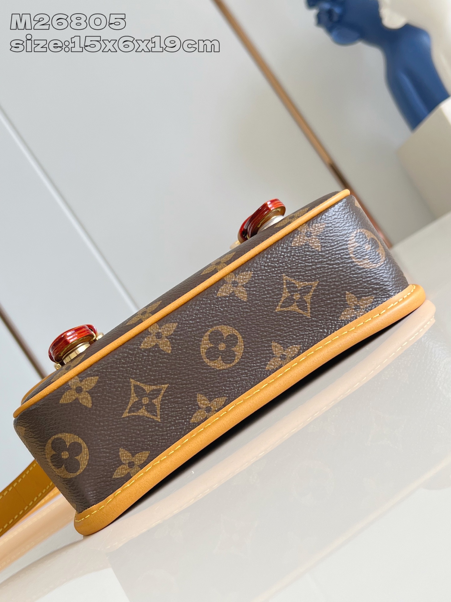 【顶级原单 M26805 】本款 Satchel 迷你手袋出自 Monogram Archive 系列，