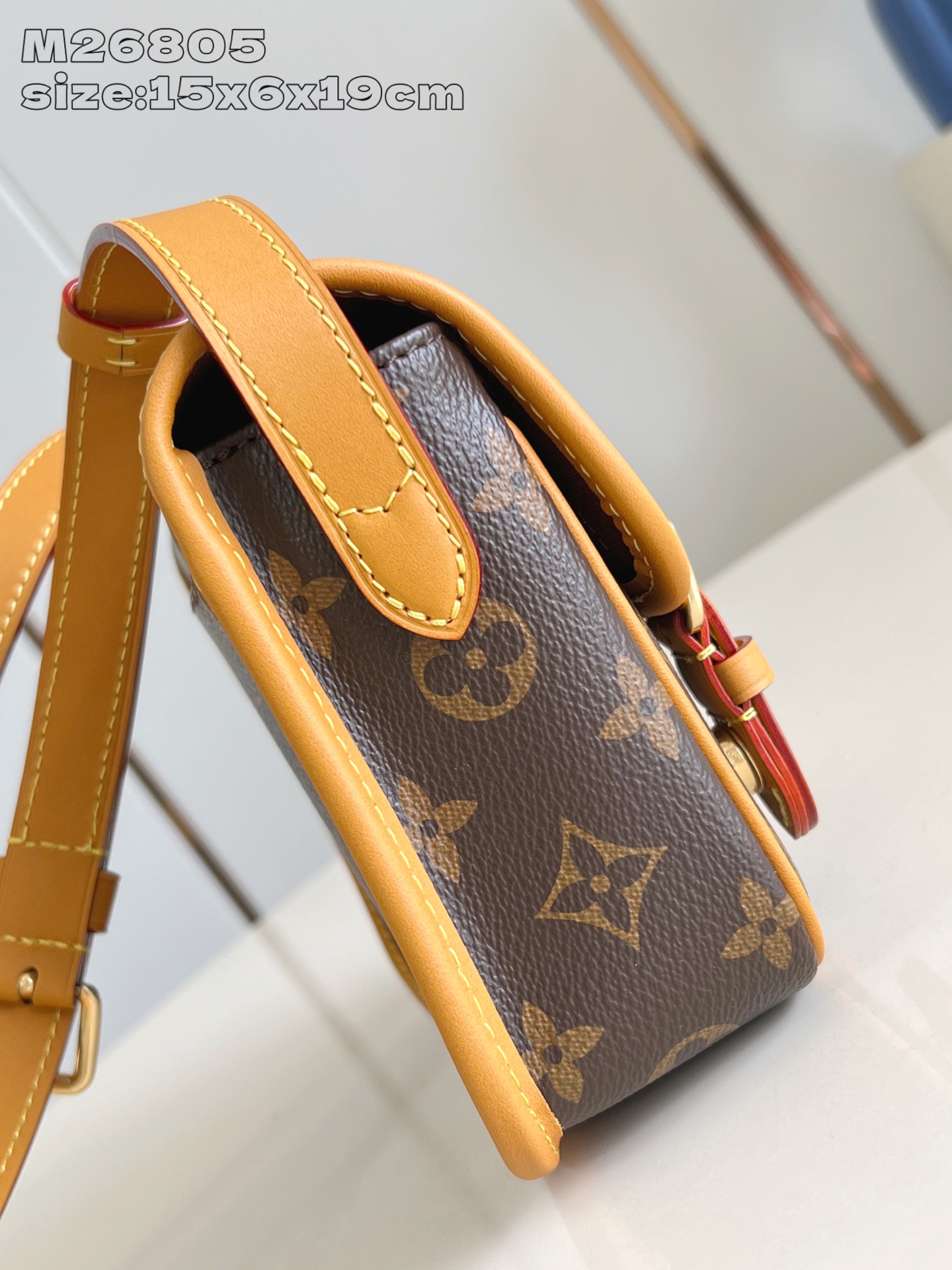 【顶级原单 M26805 】本款 Satchel 迷你手袋出自 Monogram Archive 系列，