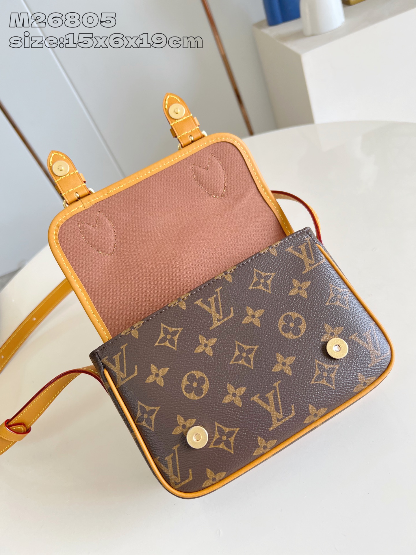 【顶级原单 M26805 】本款 Satchel 迷你手袋出自 Monogram Archive 系列，