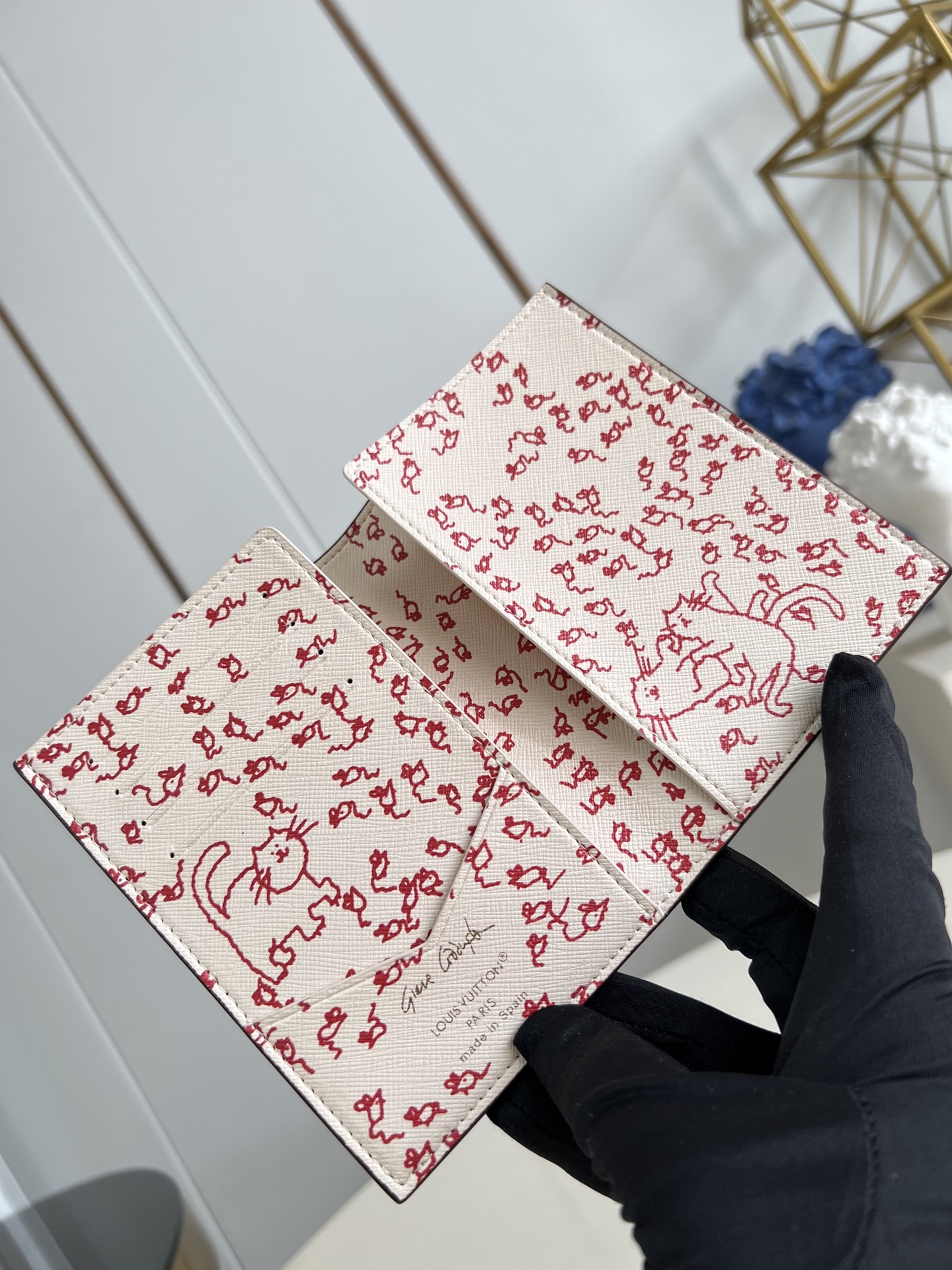 【顶级原单 M25753 】本款护照套取材 Monogram 帆布，携美国版《Vogue》前特约创意总监