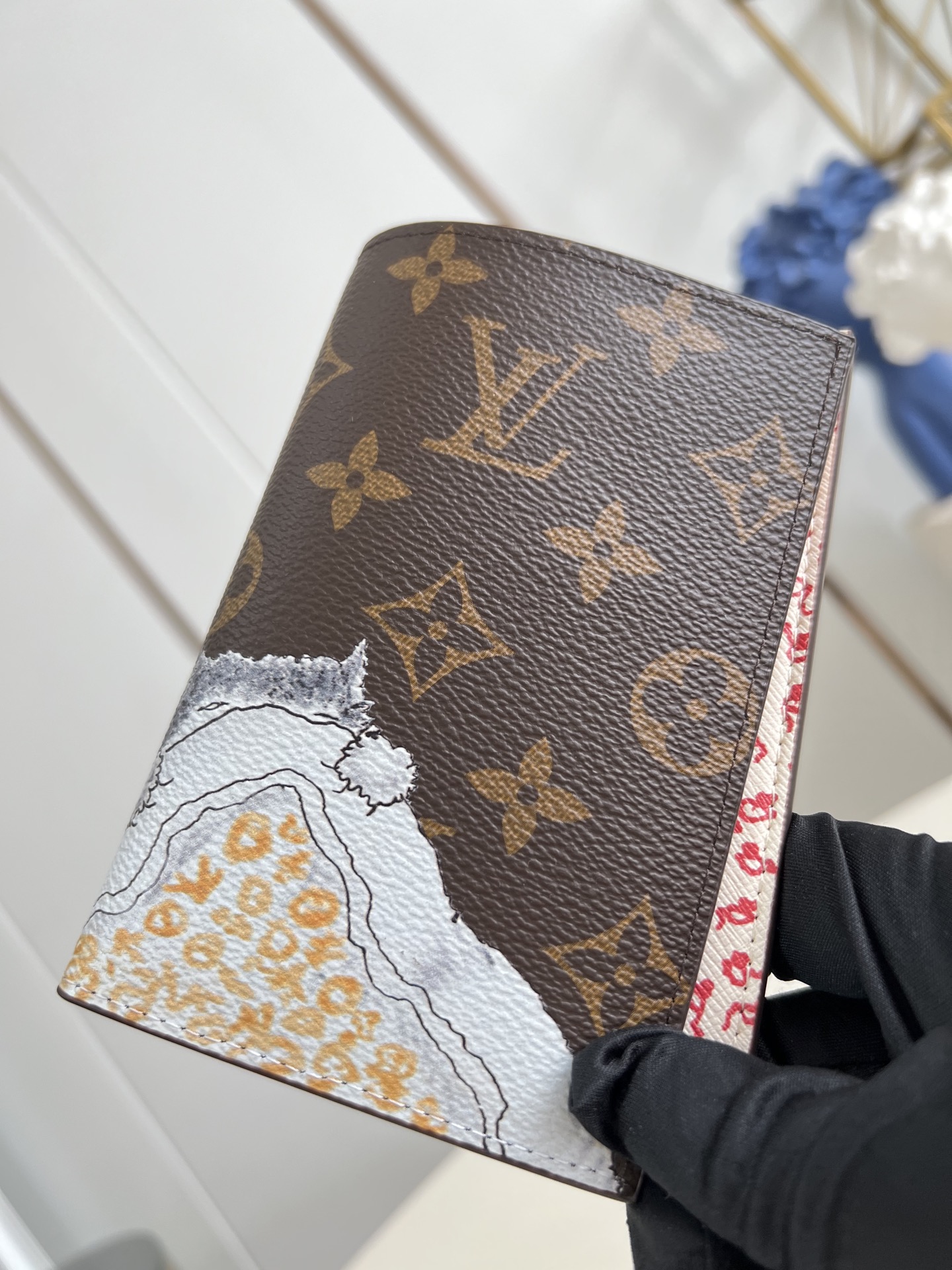 【顶级原单 M25753 】本款护照套取材 Monogram 帆布，携美国版《Vogue》前特约创意总监