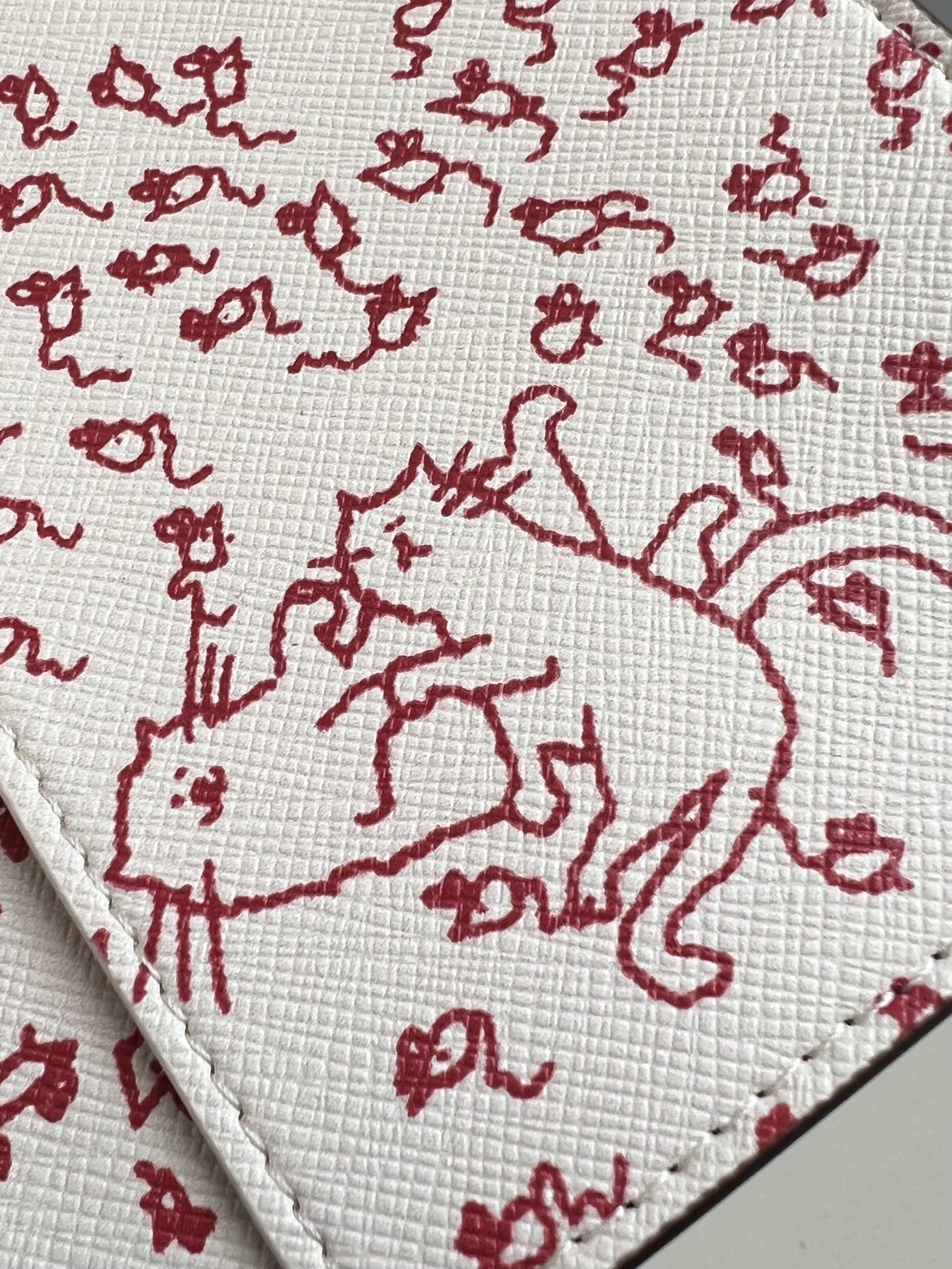 【顶级原单 M25753 】本款护照套取材 Monogram 帆布，携美国版《Vogue》前特约创意总监