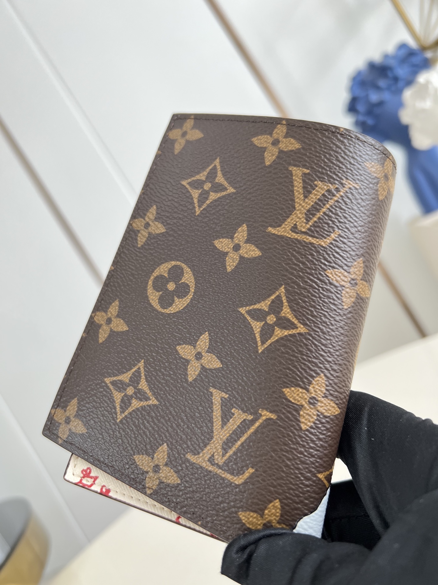 【顶级原单 M25753 】本款护照套取材 Monogram 帆布，携美国版《Vogue》前特约创意总监