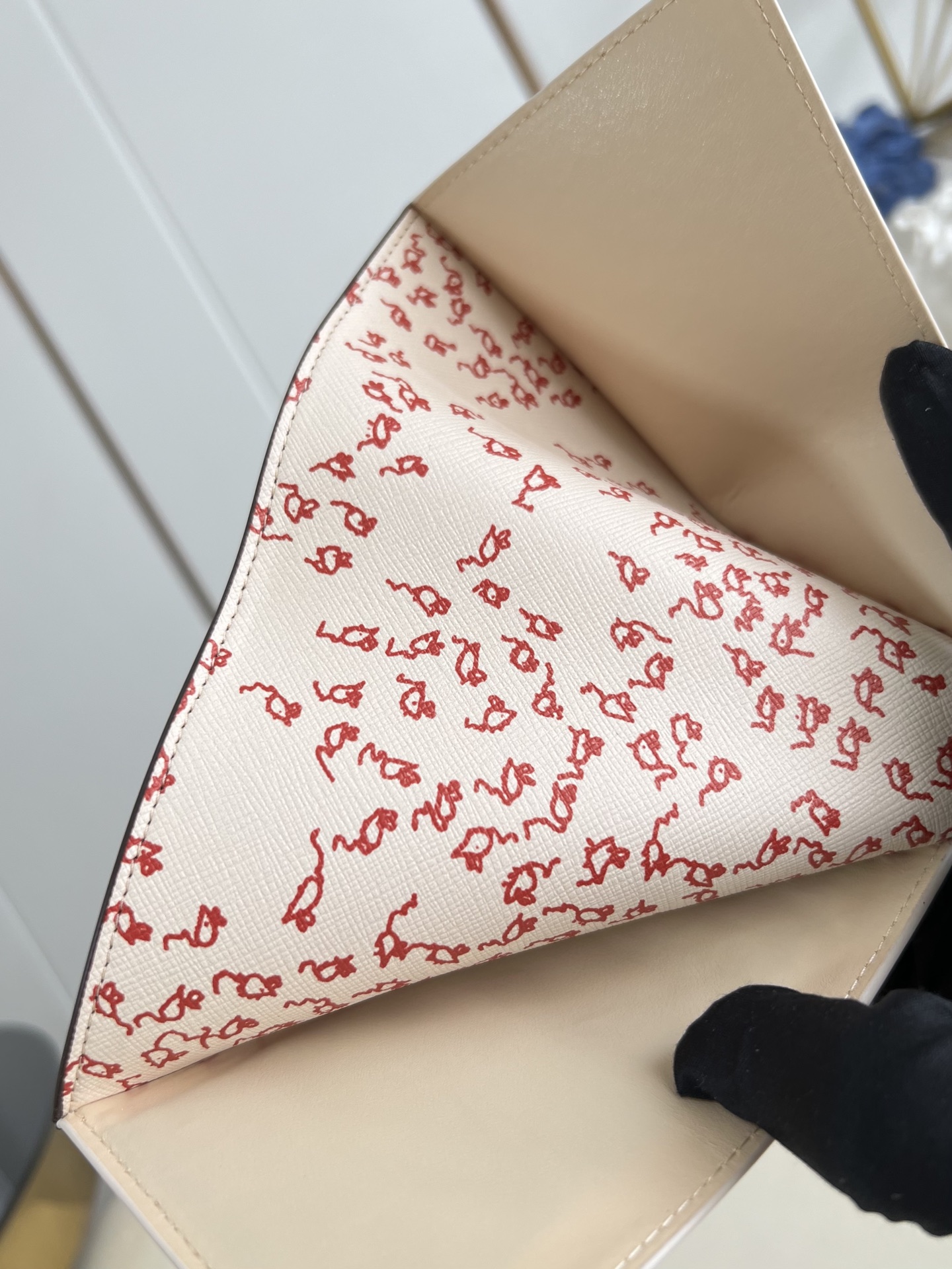 【顶级原单 M25753 】本款护照套取材 Monogram 帆布，携美国版《Vogue》前特约创意总监