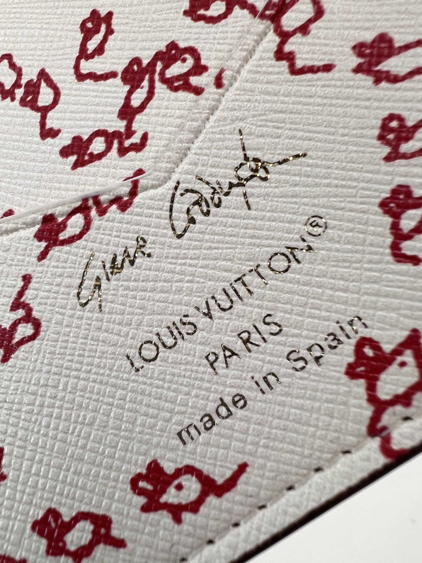 【顶级原单 M25753 】本款护照套取材 Monogram 帆布，携美国版《Vogue》前特约创意总监