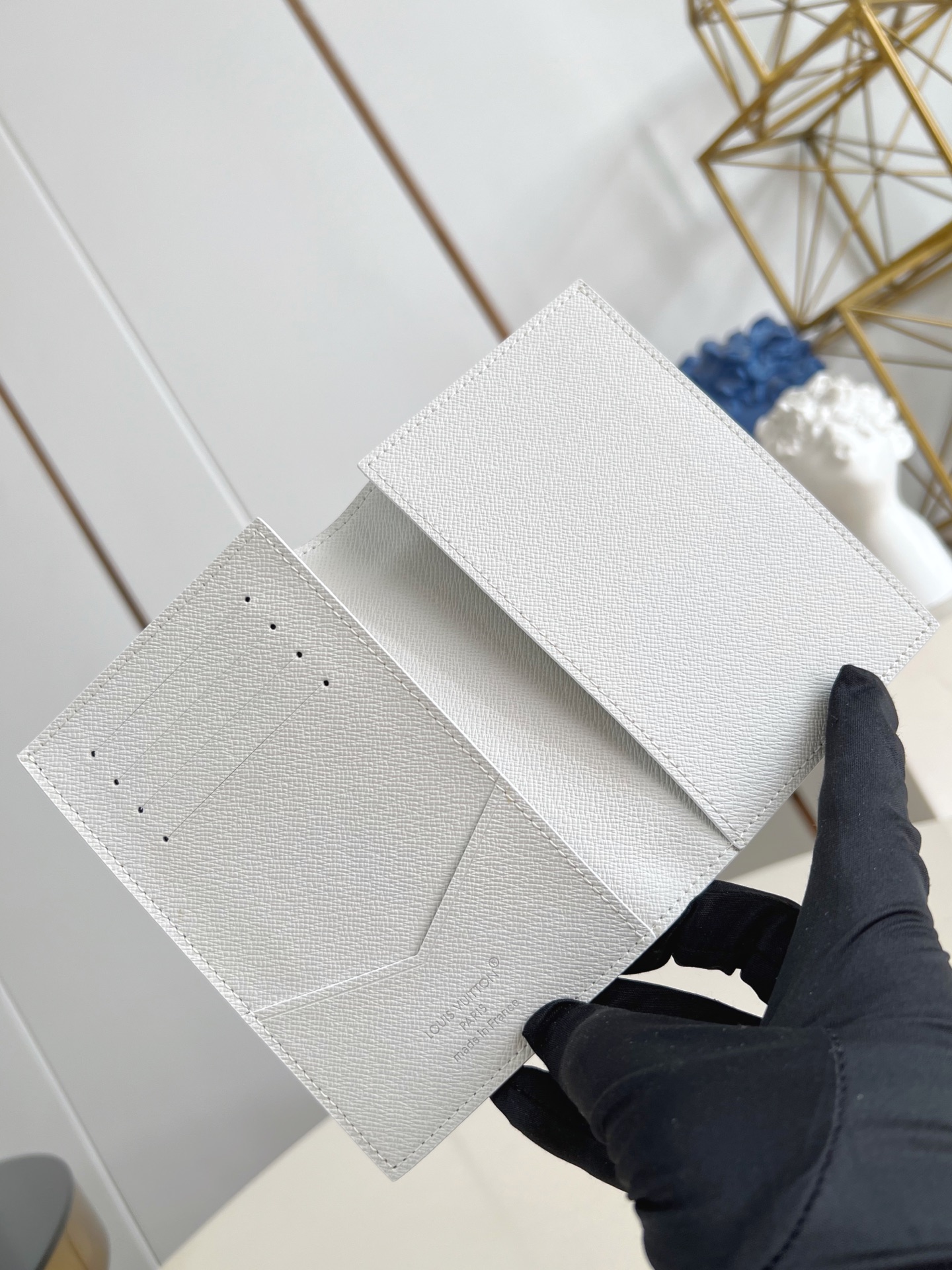 【顶级原单 M27064白 】现代旅行者的心仪配饰，此款涂层帆布材质的护照封套是时尚感与实用性的结合。配