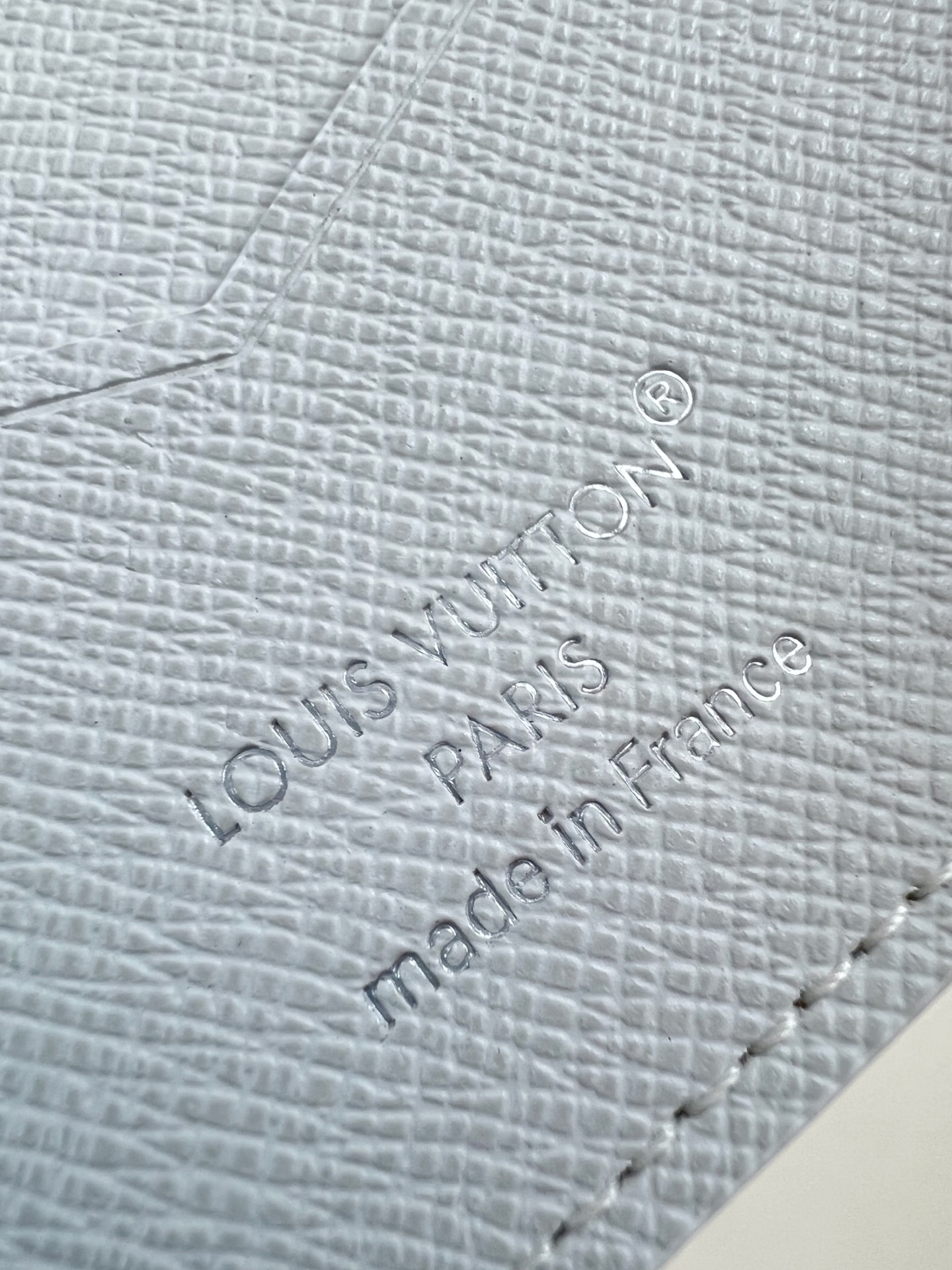 【顶级原单 M27064白 】现代旅行者的心仪配饰，此款涂层帆布材质的护照封套是时尚感与实用性的结合。配