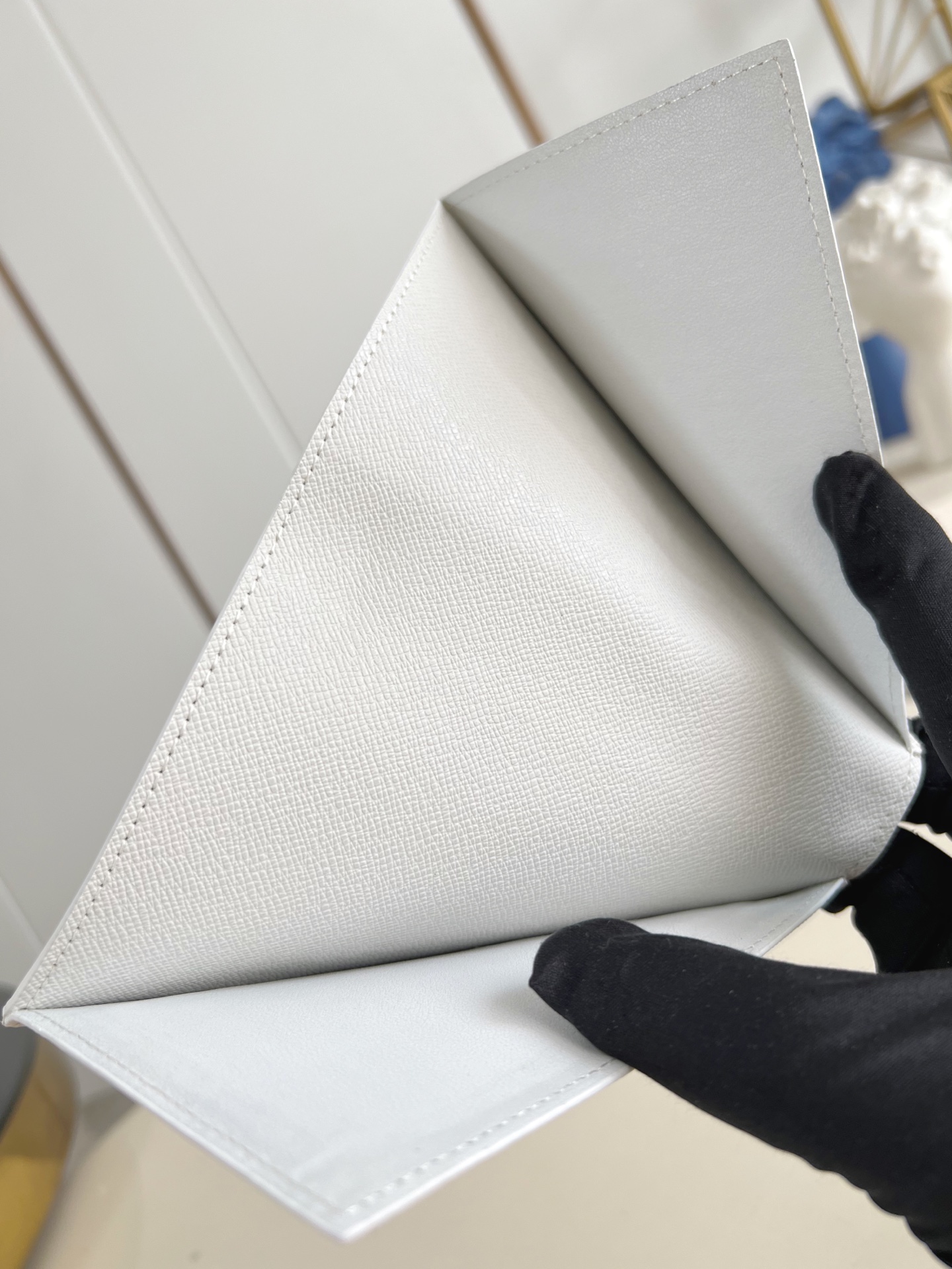 【顶级原单 M27064白 】现代旅行者的心仪配饰，此款涂层帆布材质的护照封套是时尚感与实用性的结合。配