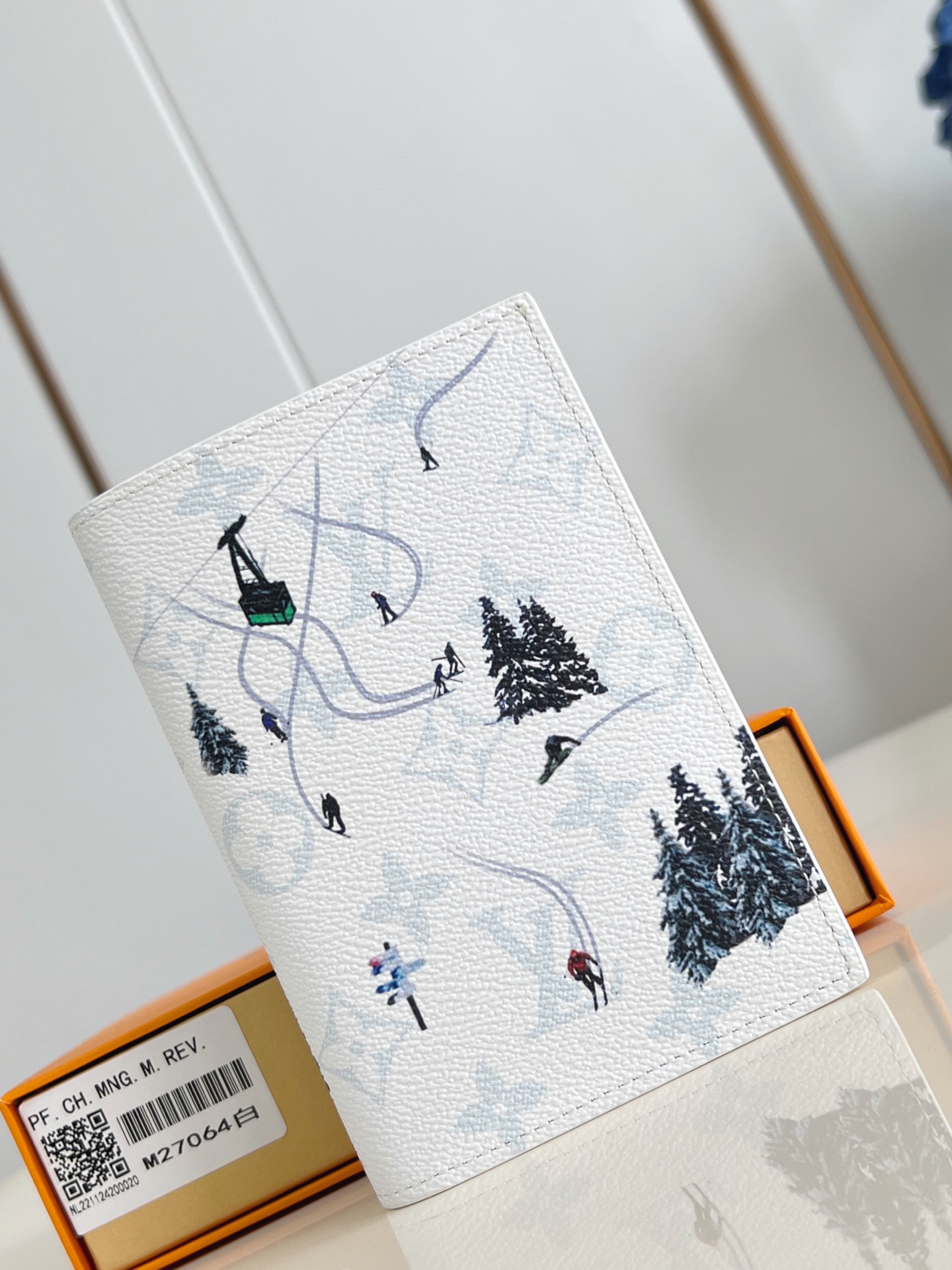 【顶级原单 M27064白 】现代旅行者的心仪配饰，此款涂层帆布材质的护照封套是时尚感与实用性的结合。配