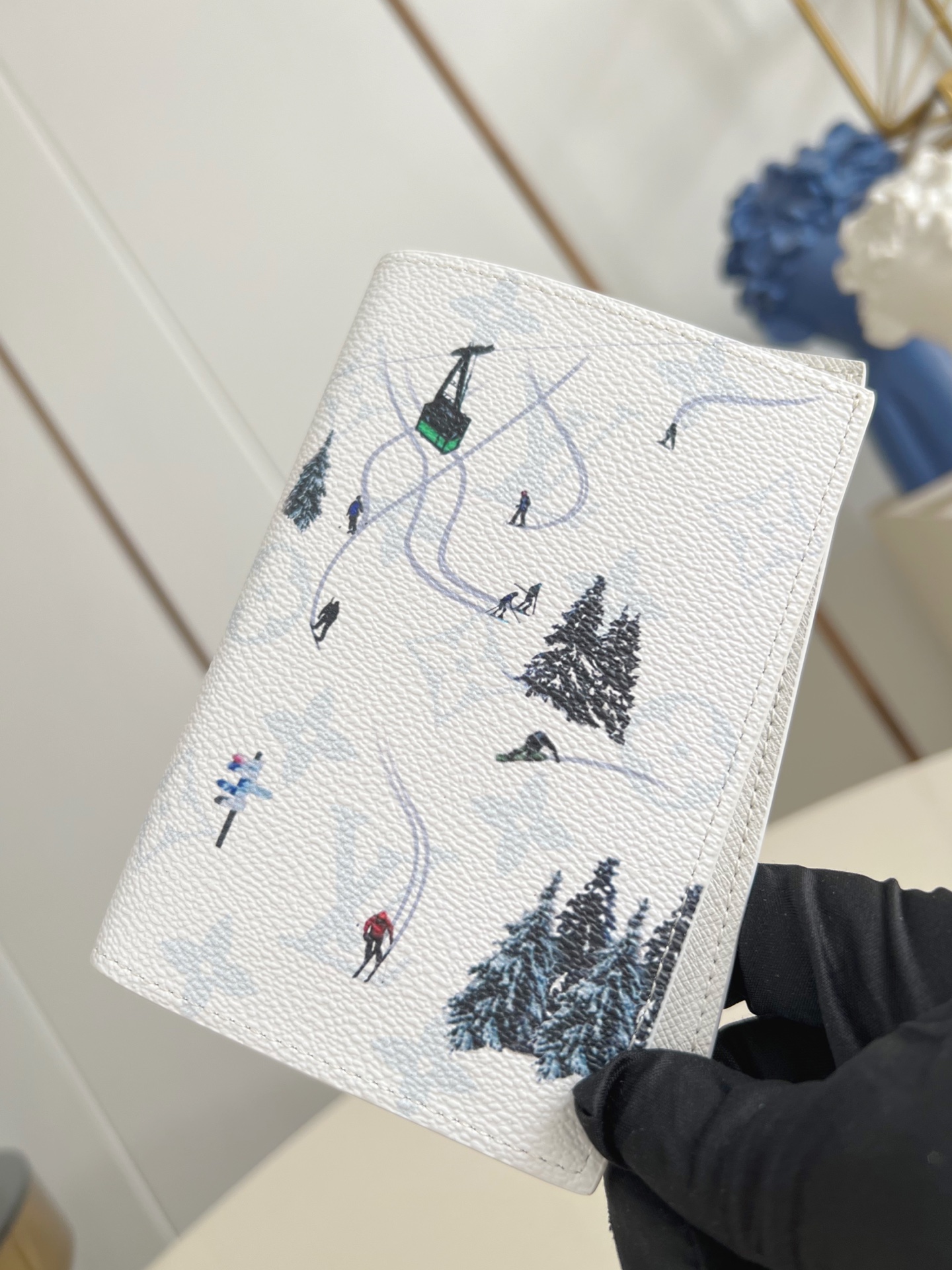 【顶级原单 M27064白 】现代旅行者的心仪配饰，此款涂层帆布材质的护照封套是时尚感与实用性的结合。配