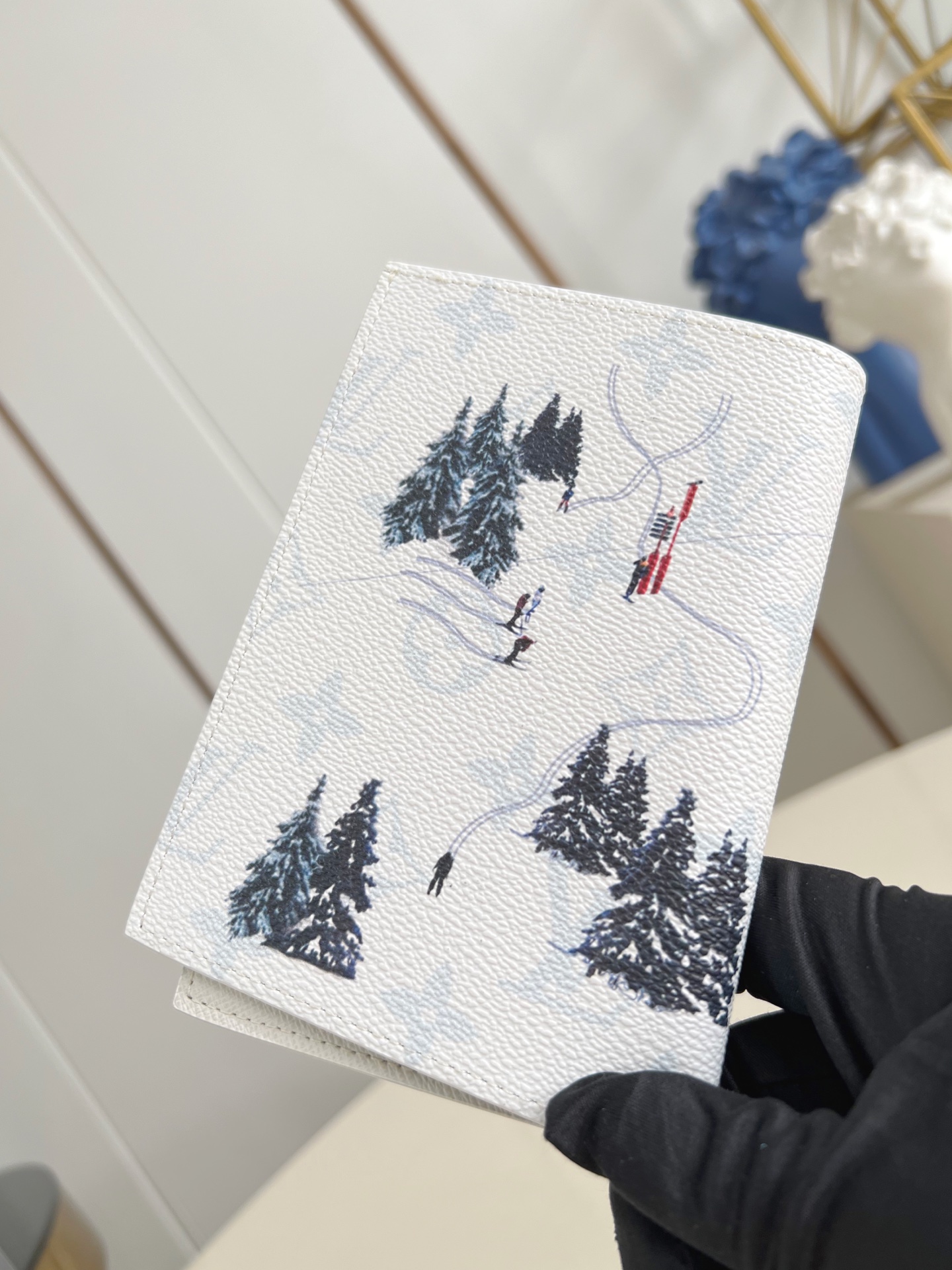 【顶级原单 M27064白 】现代旅行者的心仪配饰，此款涂层帆布材质的护照封套是时尚感与实用性的结合。配