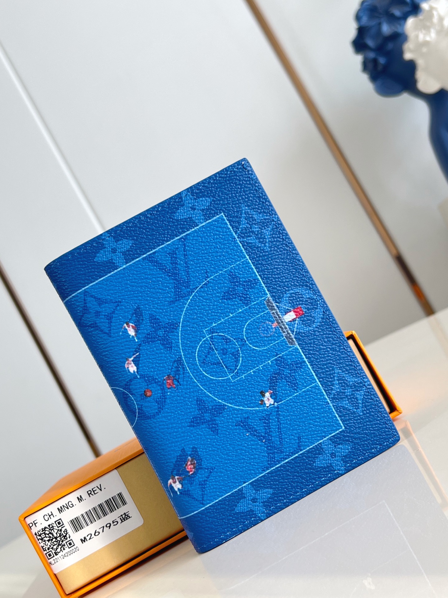 【顶级原单 M26795蓝 】现代旅行者的心仪配饰，此款涂层帆布材质的护照封套是时尚感与实用性的结合。配