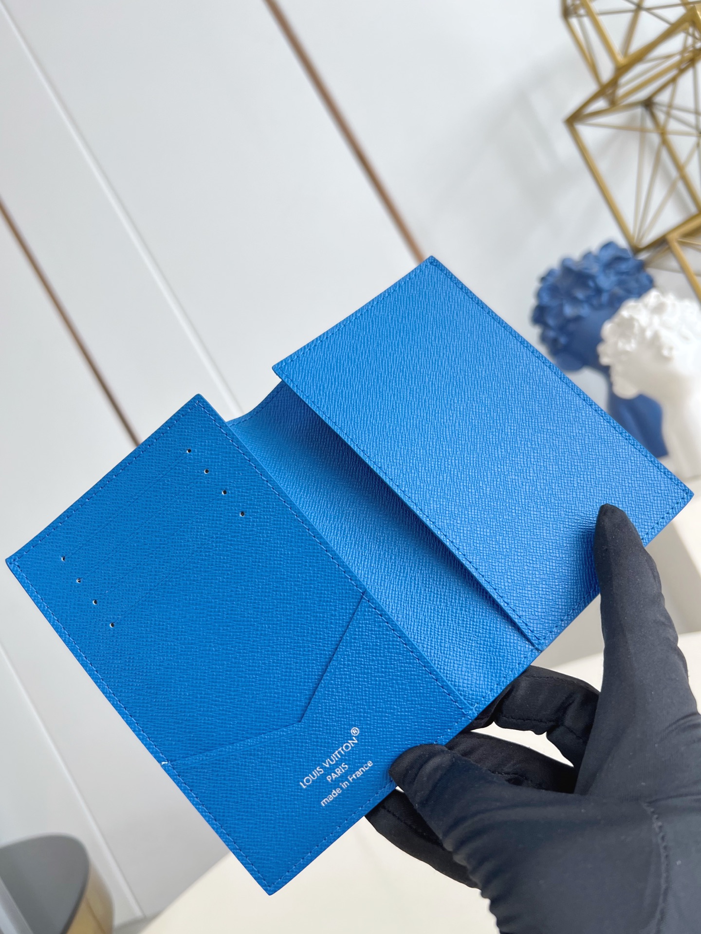 【顶级原单 M26795蓝 】现代旅行者的心仪配饰，此款涂层帆布材质的护照封套是时尚感与实用性的结合。配