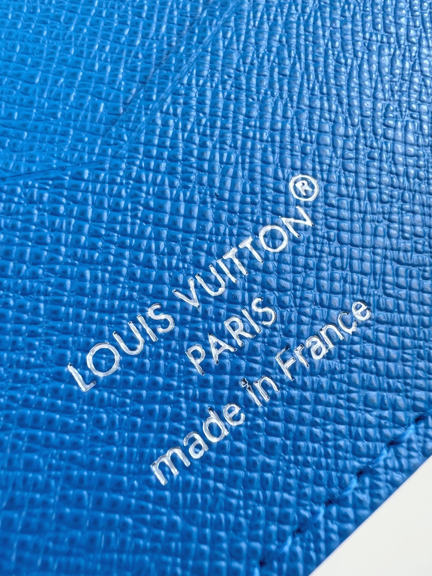 【顶级原单 M26795蓝 】现代旅行者的心仪配饰，此款涂层帆布材质的护照封套是时尚感与实用性的结合。配