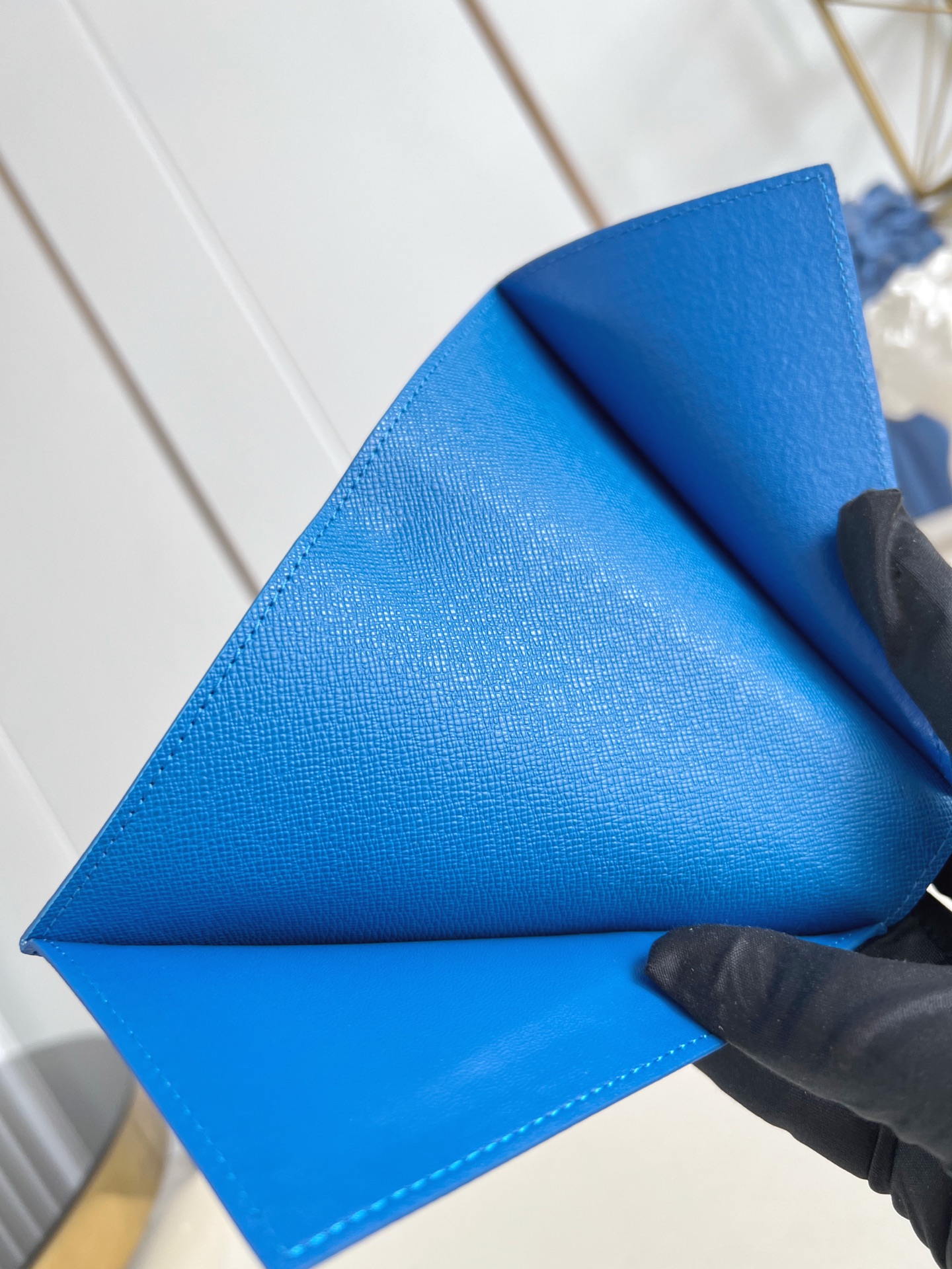 【顶级原单 M26795蓝 】现代旅行者的心仪配饰，此款涂层帆布材质的护照封套是时尚感与实用性的结合。配