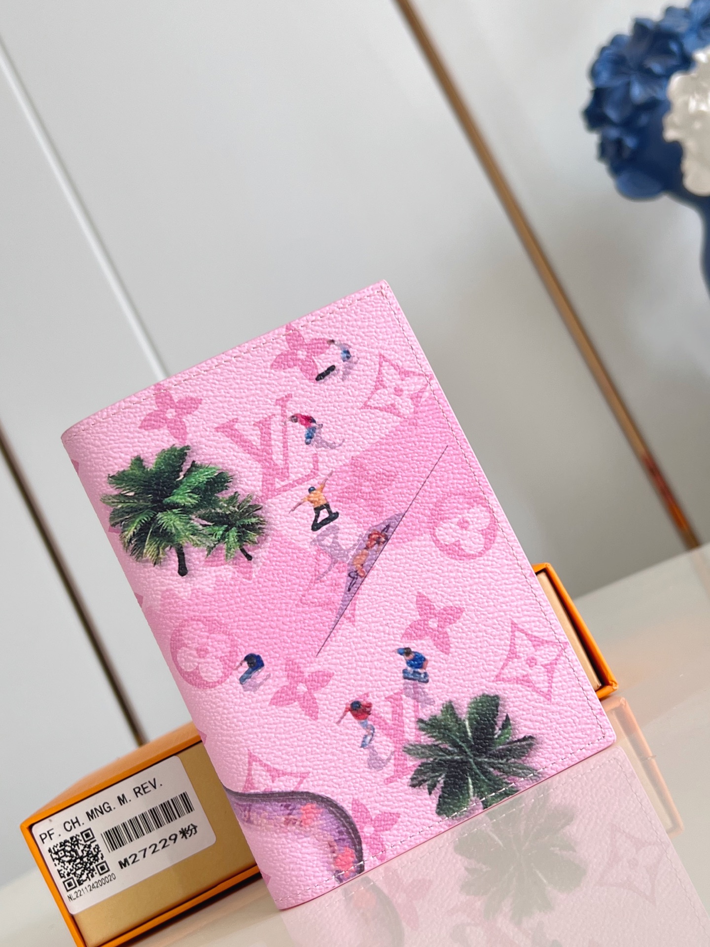 【顶级原单 M27229粉 】现代旅行者的心仪配饰，此款涂层帆布材质的护照封套是时尚感与实用性的结合。配