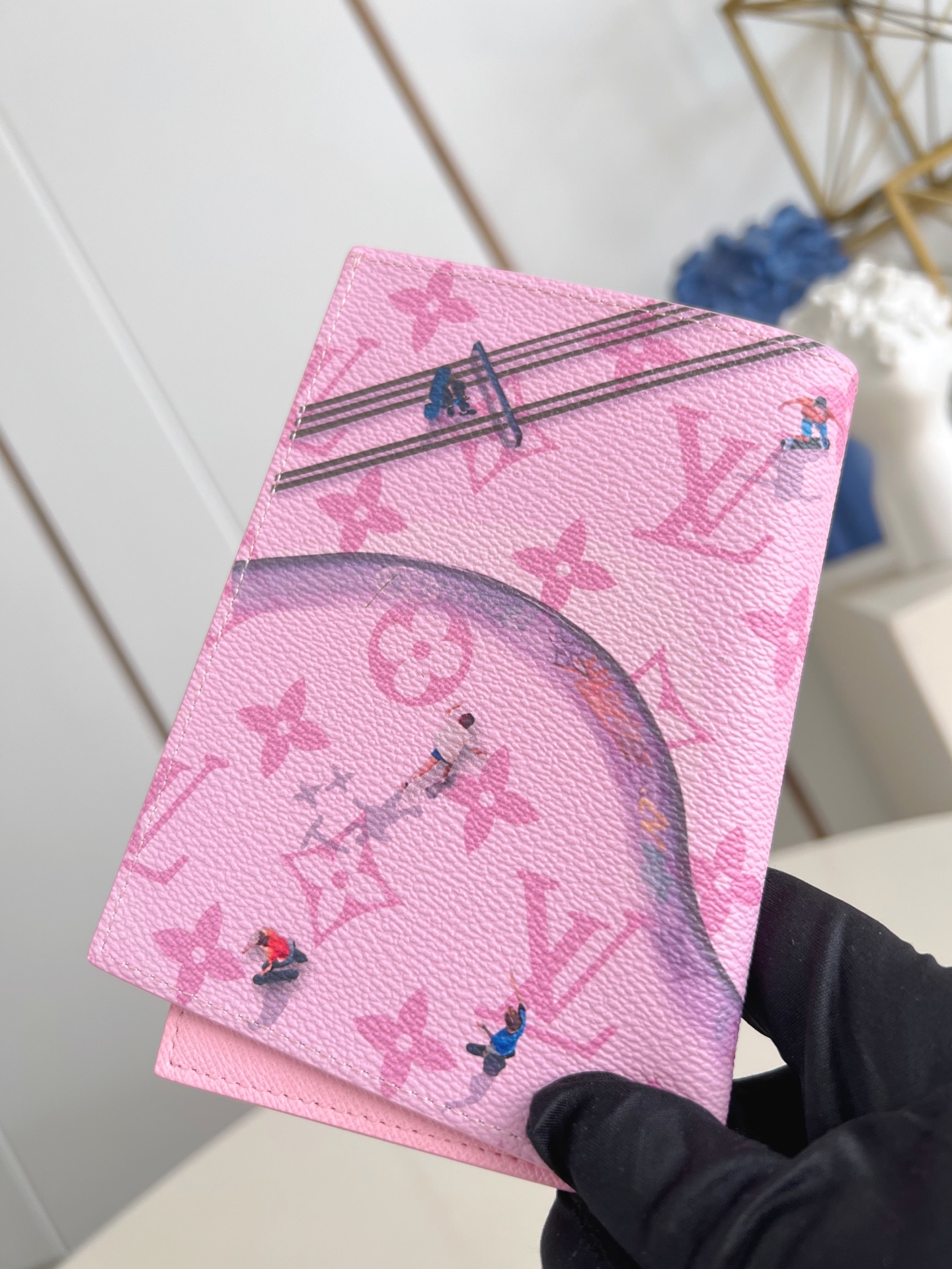 【顶级原单 M27229粉 】现代旅行者的心仪配饰，此款涂层帆布材质的护照封套是时尚感与实用性的结合。配