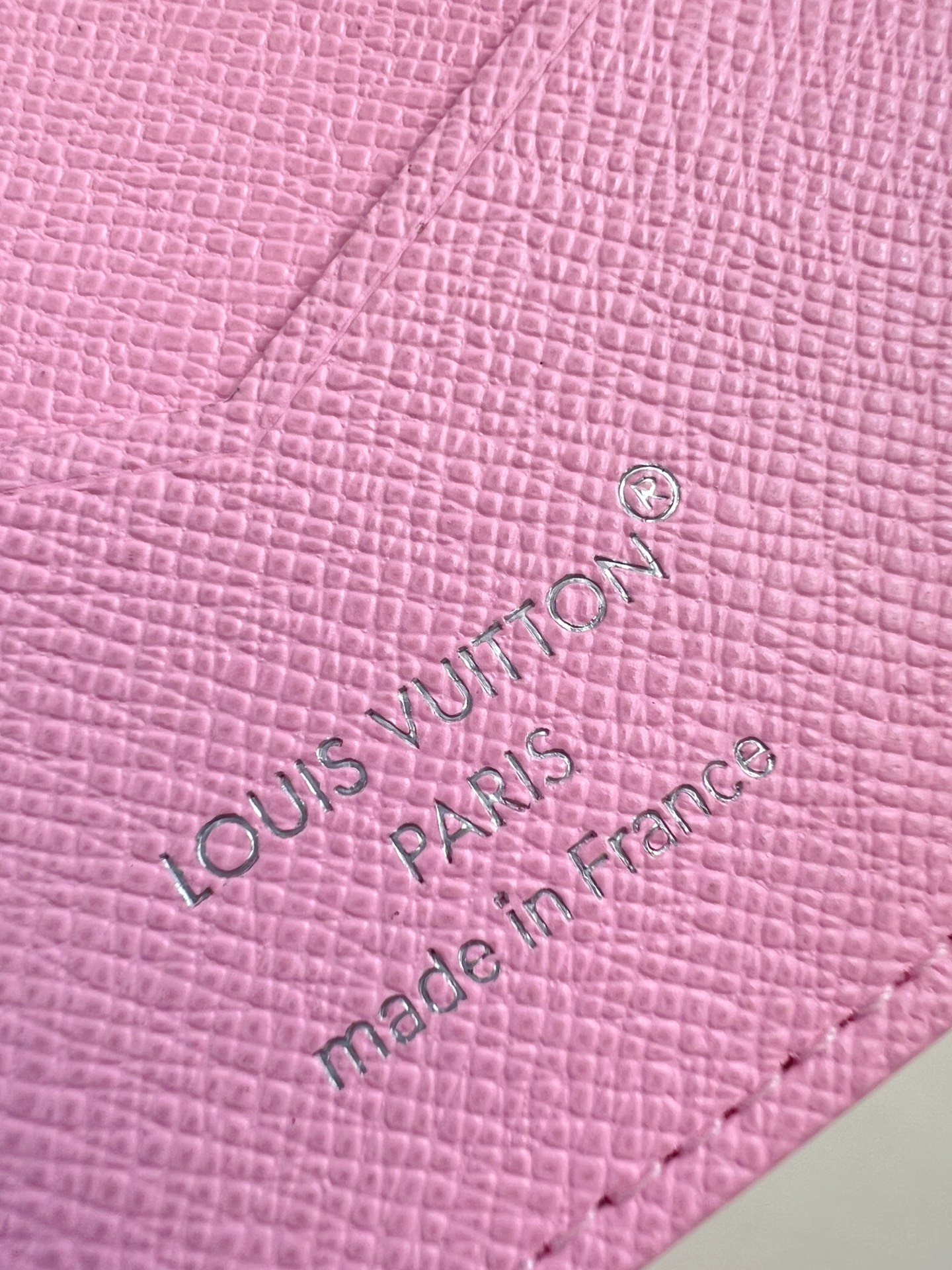 【顶级原单 M27229粉 】现代旅行者的心仪配饰，此款涂层帆布材质的护照封套是时尚感与实用性的结合。配