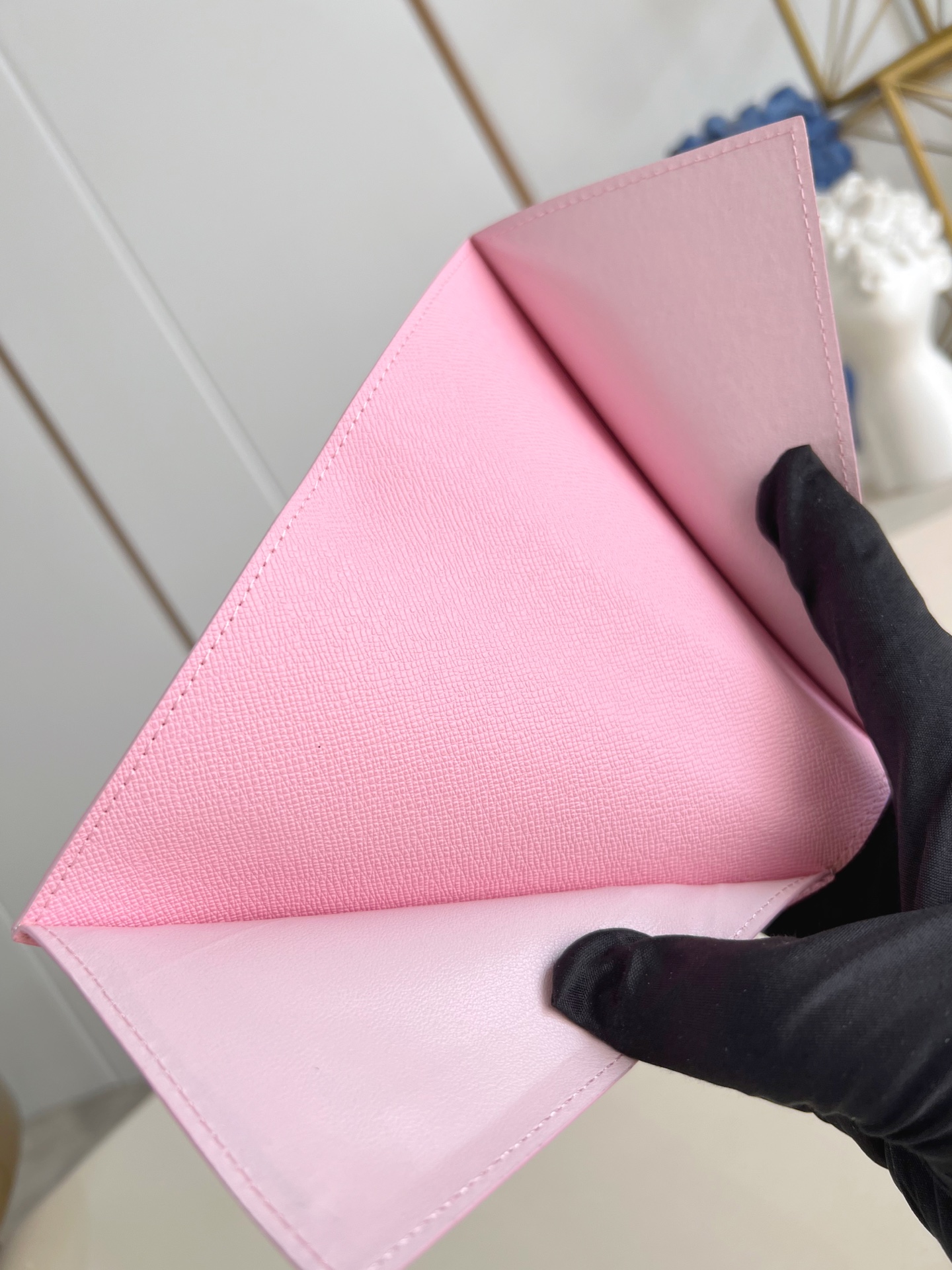 【顶级原单 M27229粉 】现代旅行者的心仪配饰，此款涂层帆布材质的护照封套是时尚感与实用性的结合。配