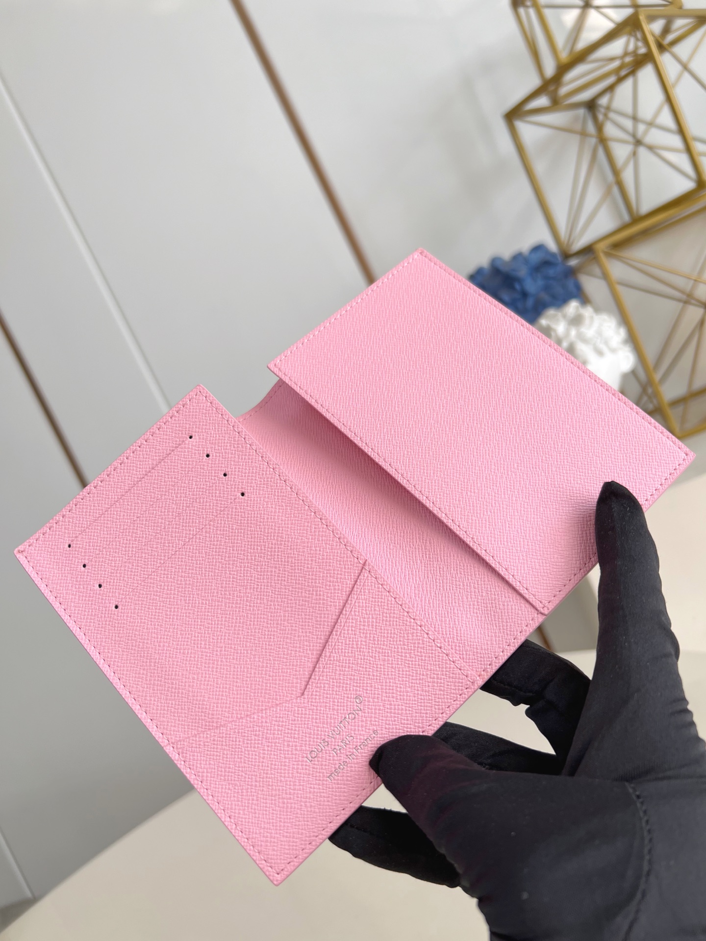 【顶级原单 M27229粉 】现代旅行者的心仪配饰，此款涂层帆布材质的护照封套是时尚感与实用性的结合。配