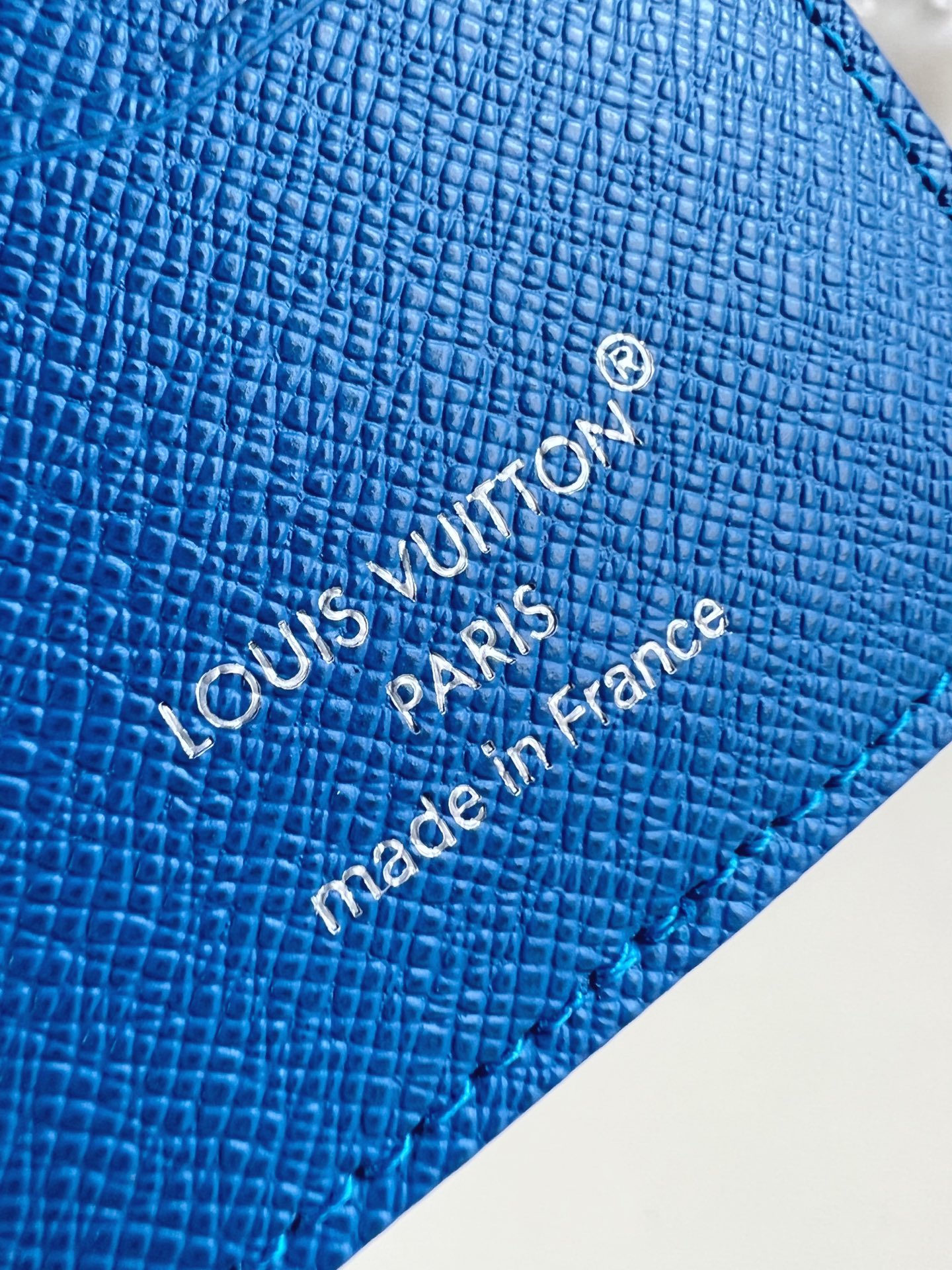 【顶级原单 M26798蓝 】本款口袋钱夹取材 Brushed Monogram 皮革，呈现褪色效果 M